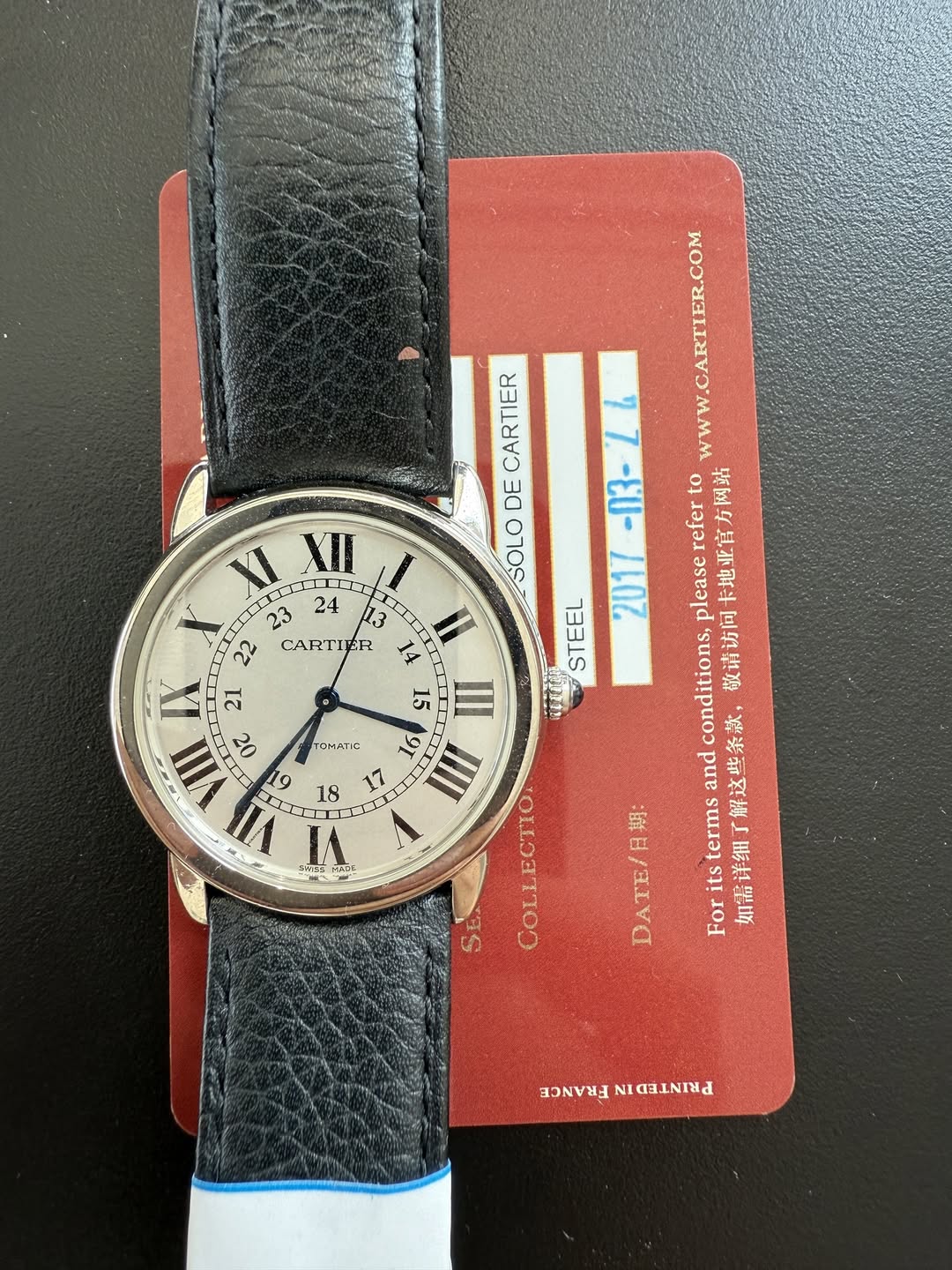 May be an image of leather, digital watch and text that says 'CARTIER DE SOLO XI TIIT XII TITITT ILT X CARTIER 14 21 15 III VII 0e TOMATIC a 9 III 19 17 VII V 18 COLLECTIO LECTIO…