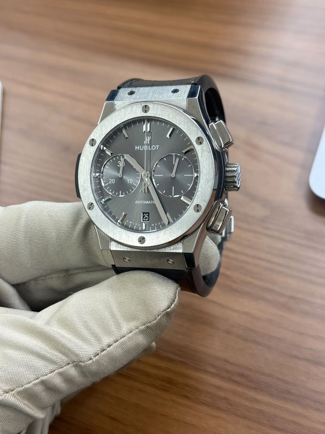 May be an image of wrist watch and text that says 'H HUBLOT 1 3 G ك 20 10 0 , ك 1 1 ' ΑΛΠΟΜΑΤΗ 25'