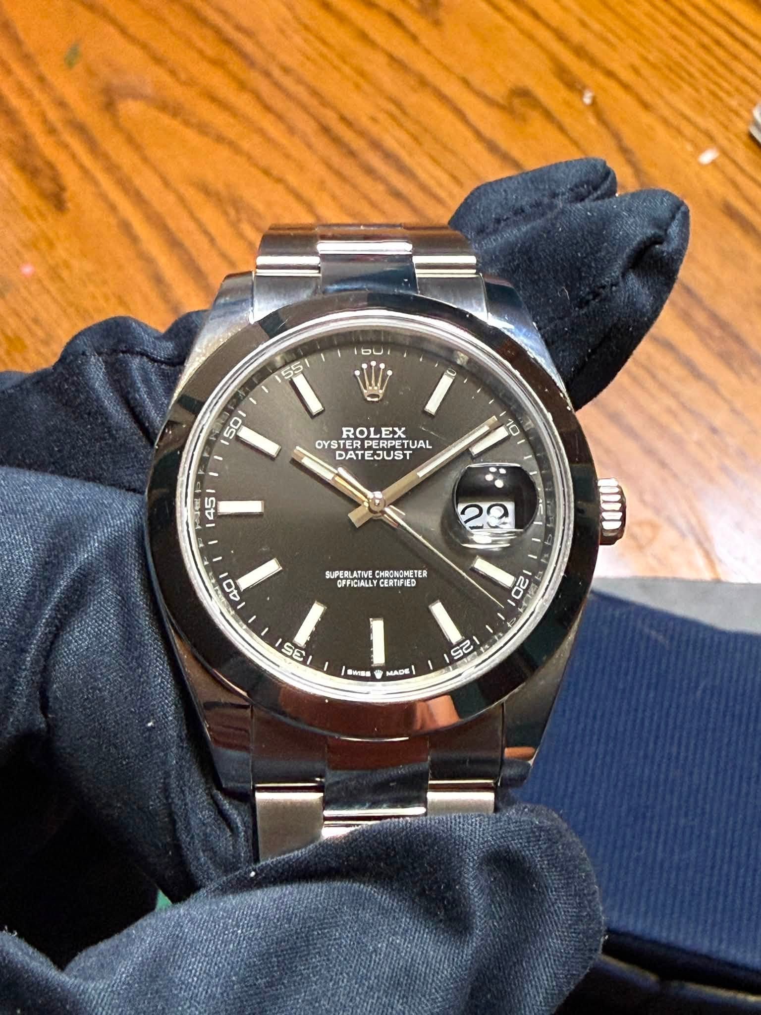 May be an image of wrist watch and text that says 'bu 55 r. 50 ROLEX OYSTE TERPERPETUA OYSTERPE DATEJUST DATE PERPETUAL TUAL SUPERLATIVE CHRONGMETER OFFICIALLY CERTFIED VII 20 S5 m…