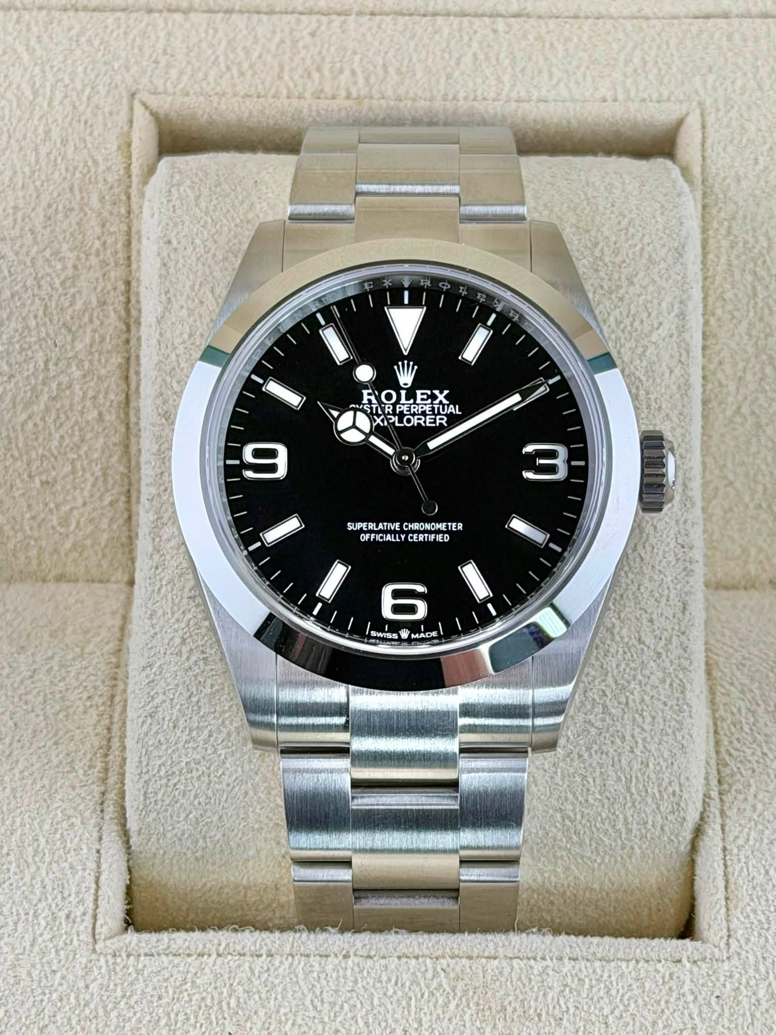 May be an image of wrist watch and text that says 'ROLEX ι STERP STURPERPETUAI TUAL 1 XOLORER XPLORER 9 M SUPERLATIVE CHRONOMETER SUPERATNECOTE TER OFFICIALL OFFICIALLY ALLY…