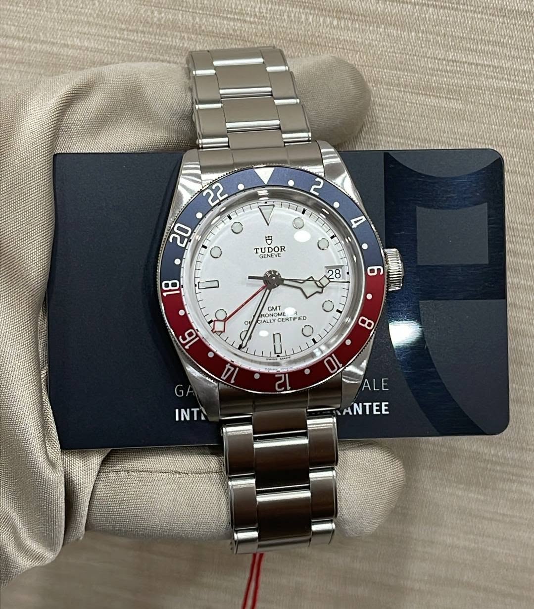 May be an image of wrist watch and text that says '2 FTTE 22 V 富場 20 o 4 円 TUDOR TUDOR 8 I 28 6 M 6 GMT oy CIALLY ALLY ICERTIFED 0 12 α ま ထ 14 10 INT ALE E ANTEE'