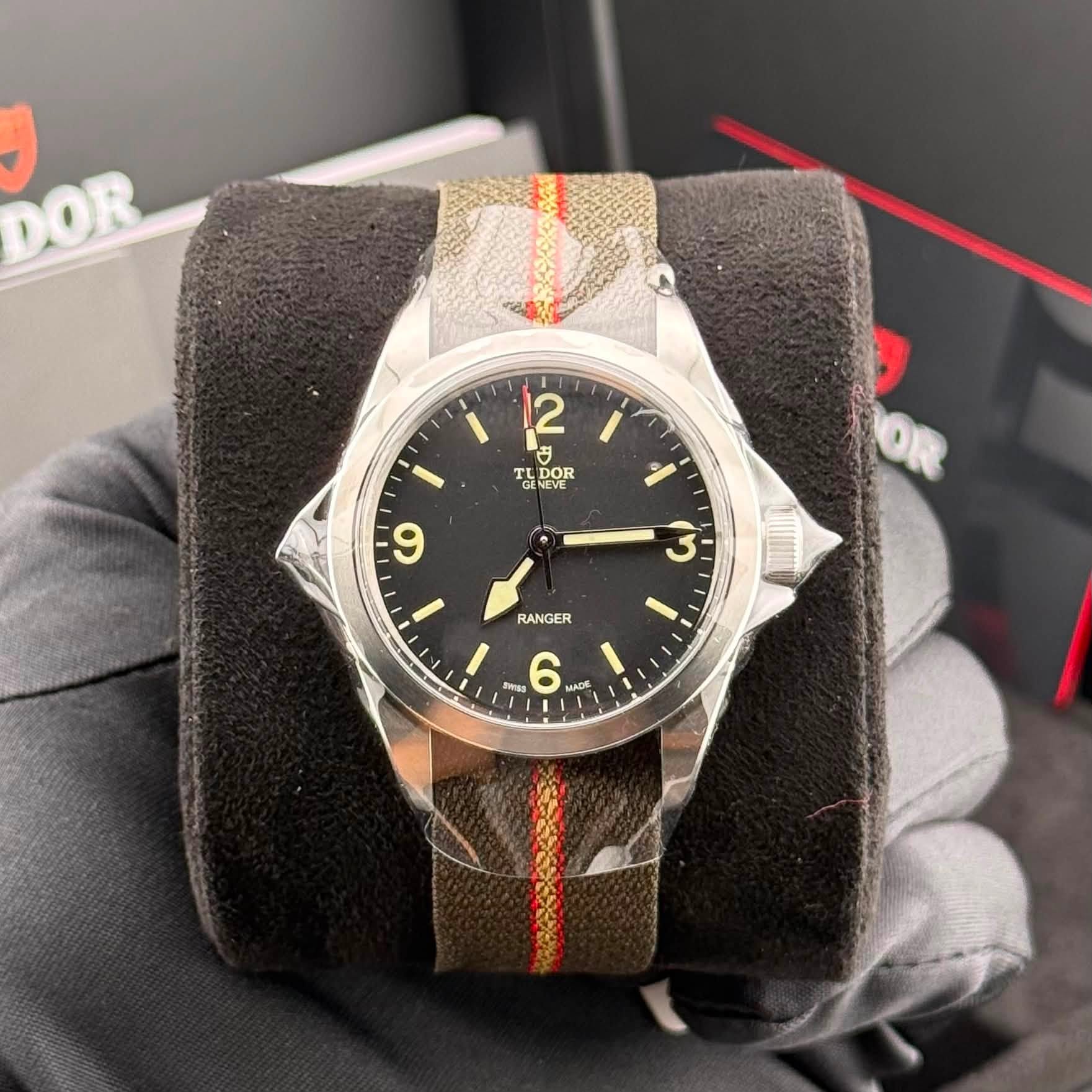 May be an image of wrist watch and text that says 'DOR / 2 11 I T GE NEVE DOR ۱ و り RANGER 8 MADE'