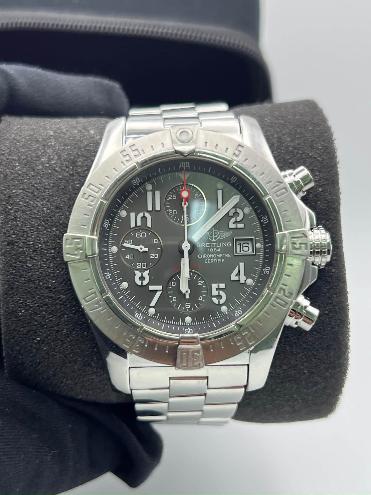May be an image of wrist watch and text that says '5 55.11 O በነ ਲ 16 10 CV de BREITLING TRE CERTIFIE CERTIFIE 4 l 30 2 8 A 5 0 0 ン 40' 6ο 160 50''
