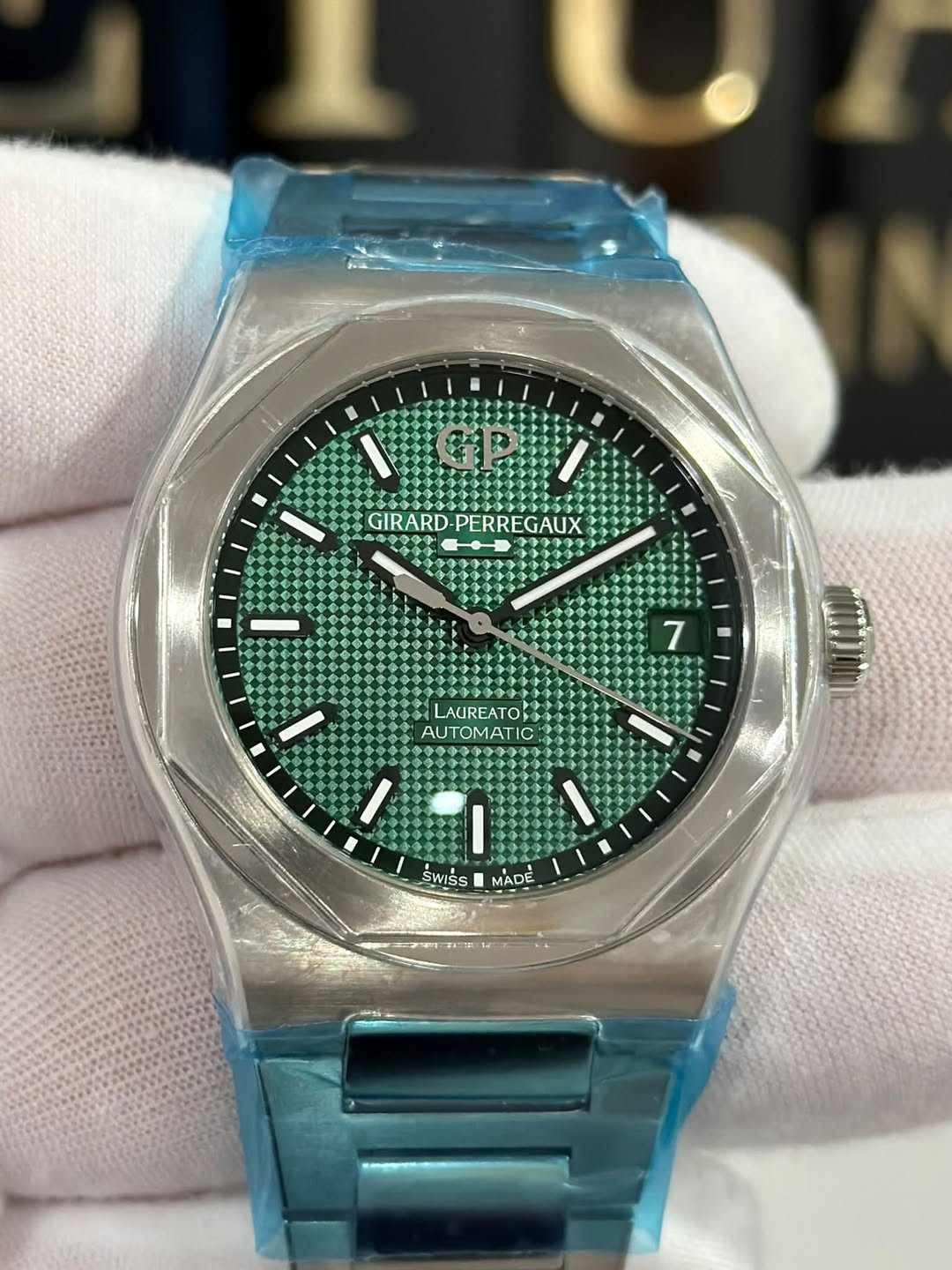 May be an image of digital watch and text that says 'GIRARD PERREGAUX ውቁ 7 LACIREATO AUTOMATIO c SWISS MADE 一ま仁料'