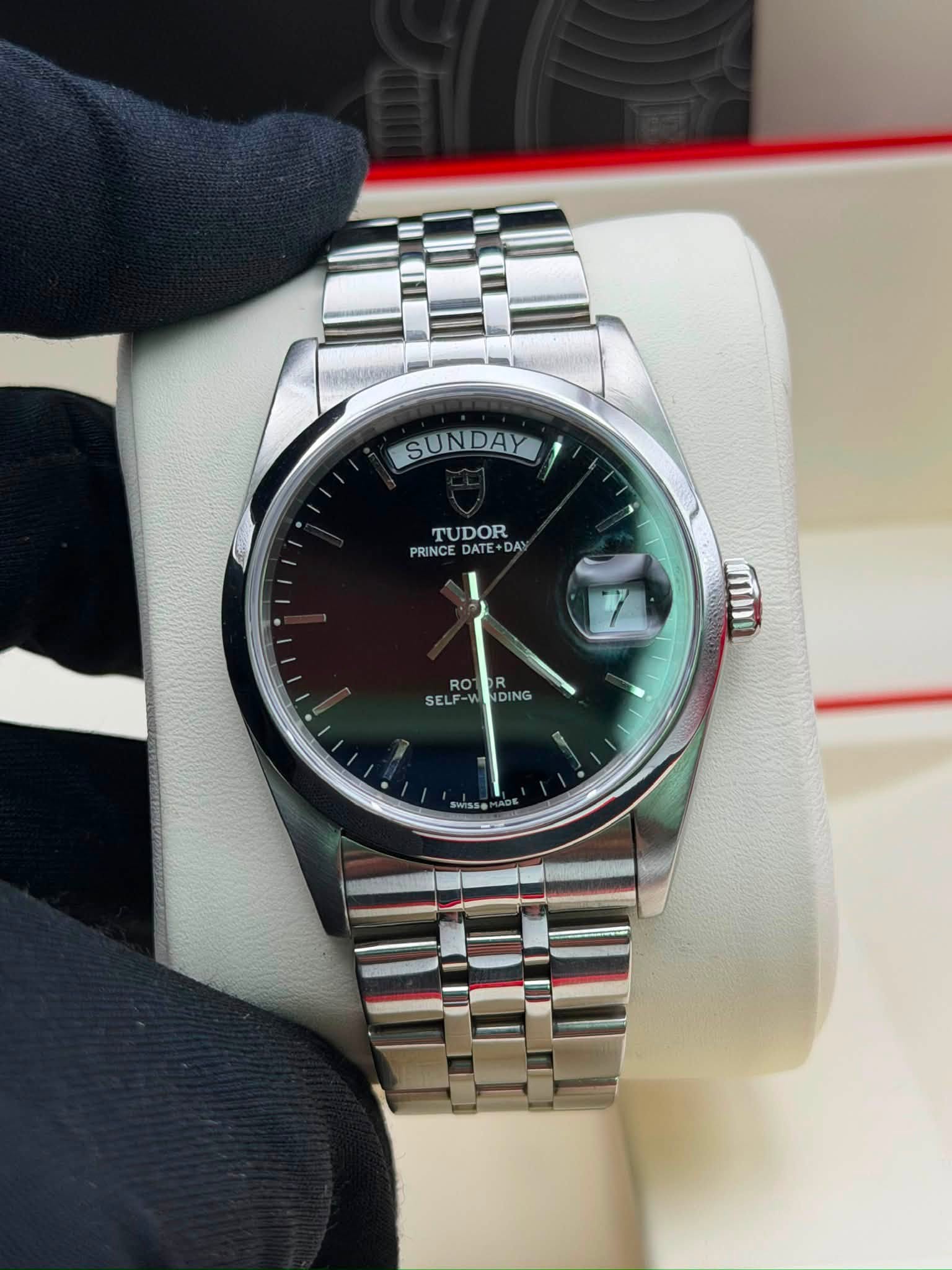 May be an image of wrist watch and text that says 'SUNDAY PRINCEDATE+DAY TU TUDOR PRINCE DATE DATE+DA DAY DA RO OF R R SELF-WINDING SE SELF-W DING NG ท'