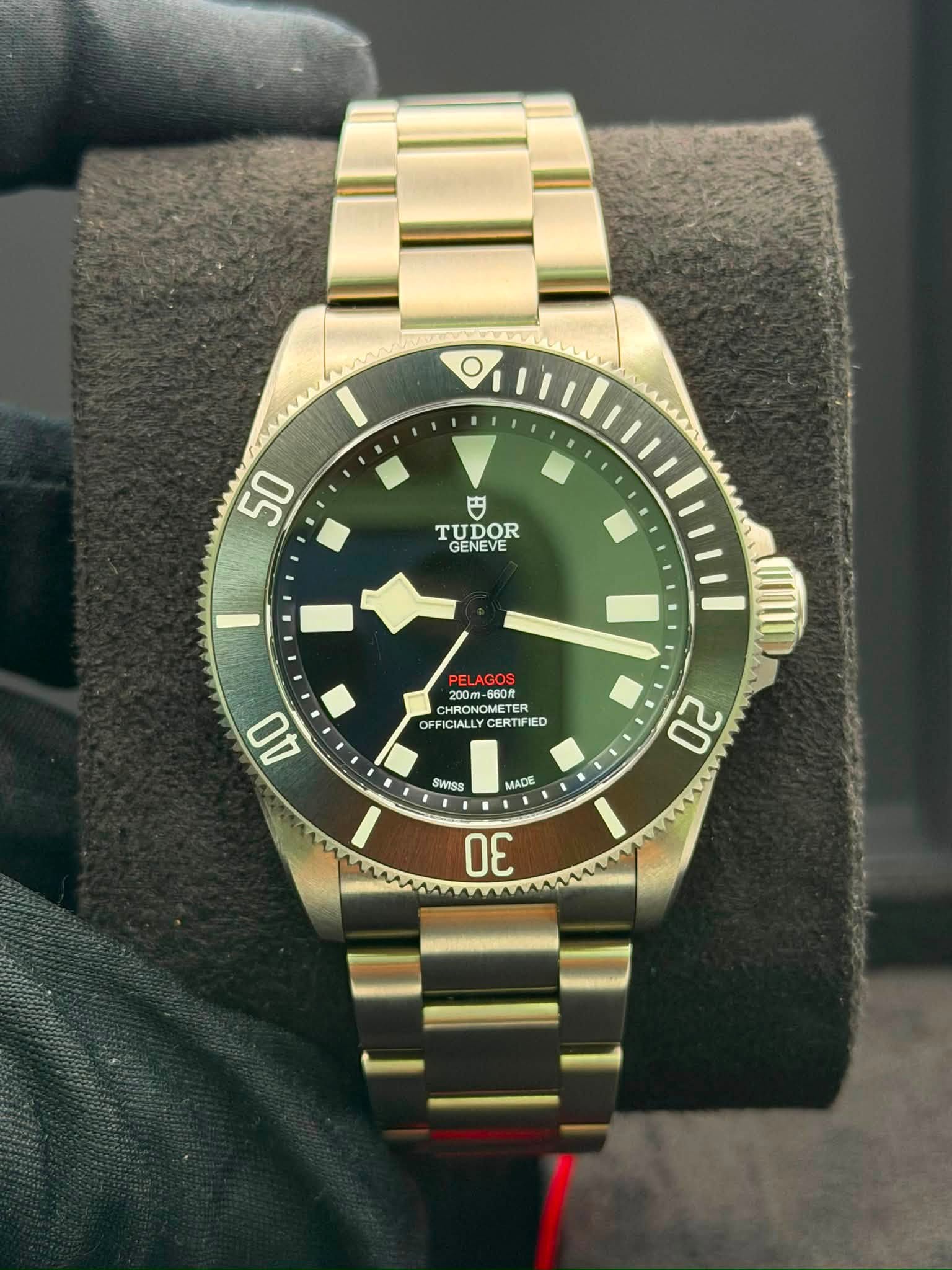 May be an image of wrist watch and text that says '50 円 TUDOR TUNEVE GENEVE 200m -060 200m-660R 6Boo n0B 200m-600H OFFICIALLYCERTIFIED HRONOMETE CHRONOMETER METER ETE…