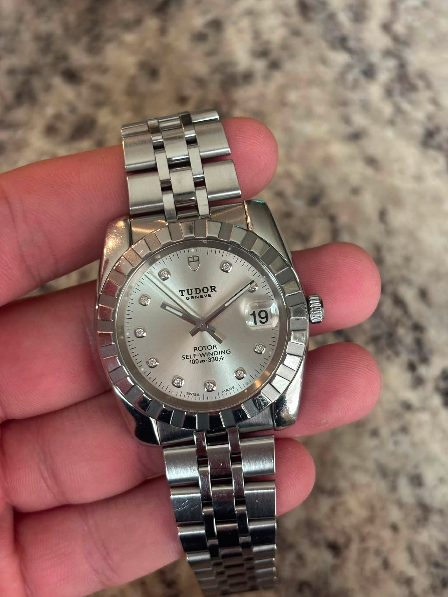 May be an image of wrist watch and text that says '9개 6 TUDOR MEM GENEVE C 5 6 19 יויויי G မှ ROTOR EWINDI ING 100m・330/ w.330/2 ELF-V 100 ゼ el CEl TI 7尚 PI'