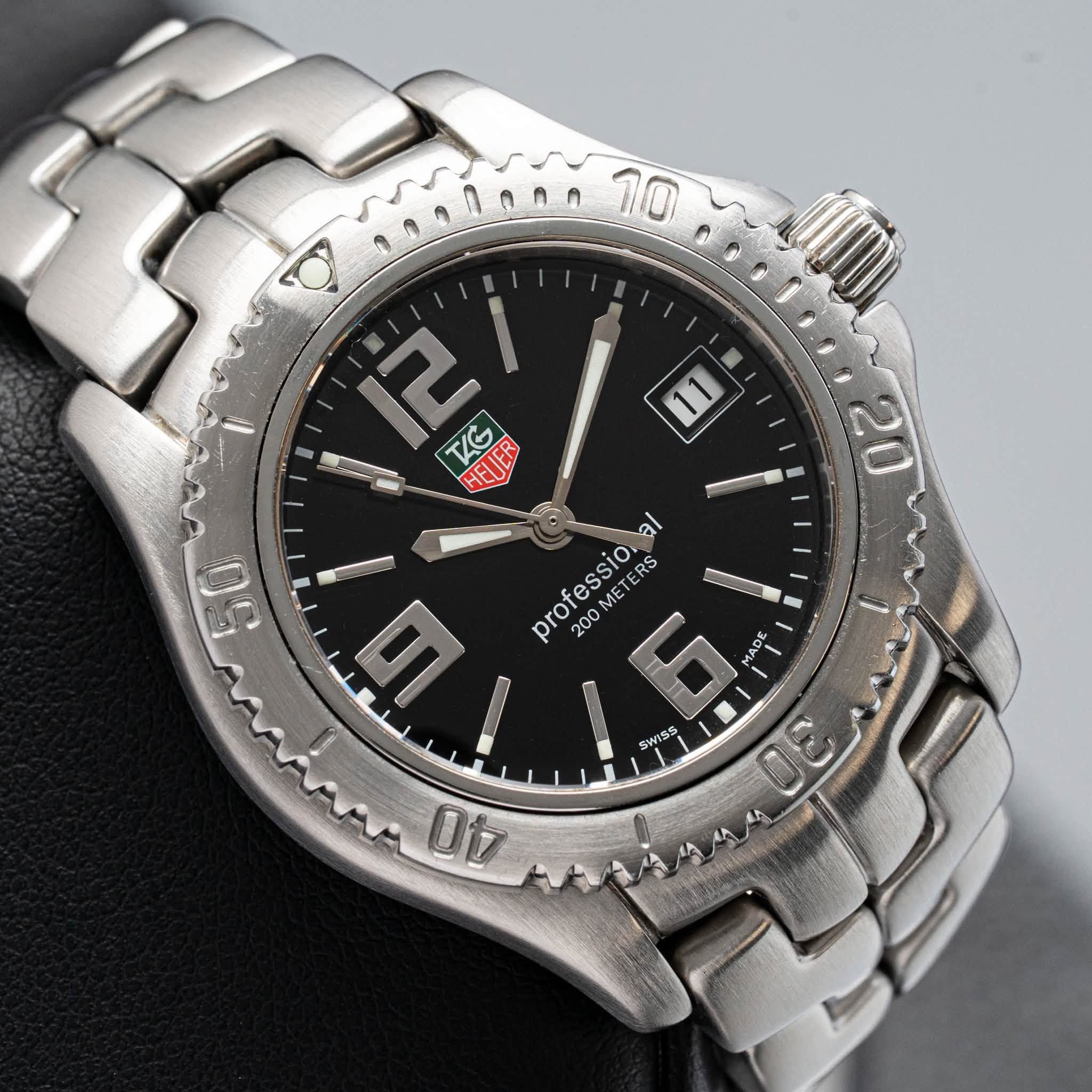 May be an image of wrist watch and text that says '11 20 หาจมจศก 10 T 12 HELIER CK TLG al professio. METERS ERS RS pro 200 AD MAO 0 SWISS ២ WISS G 3 50 E 40'