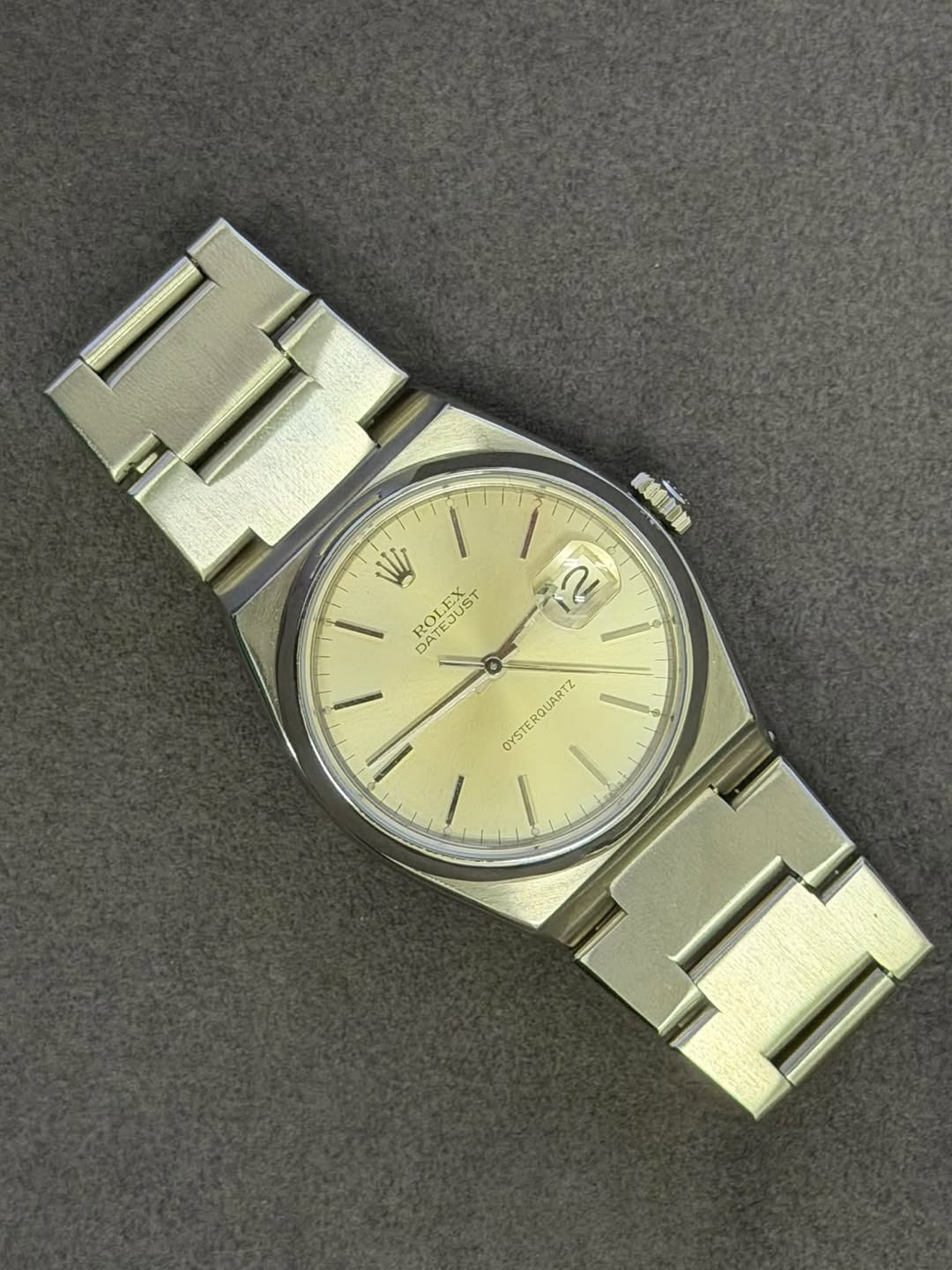 May be an image of wrist watch and text that says 'زالنا I EX EX UST W လ rU DATE APL ATEJUST TEJU o ልት ATES OYSTERQUARTZ /'