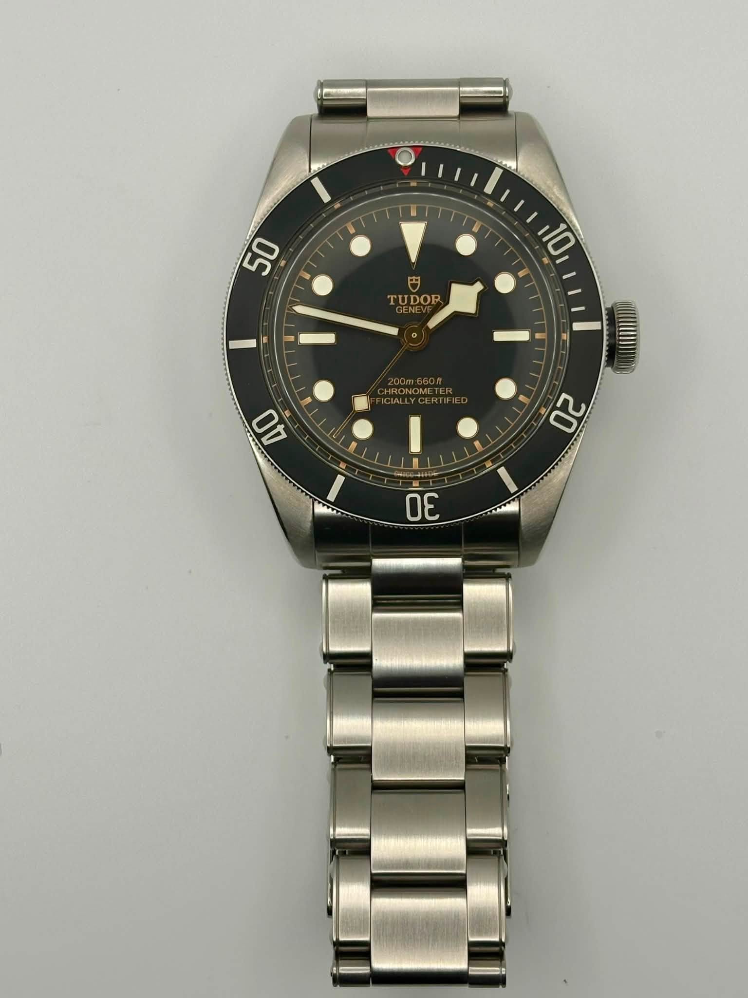 May be an image of wrist watch and text that says '50 50 10 TUDO I 40 20 P 2 AA 30'