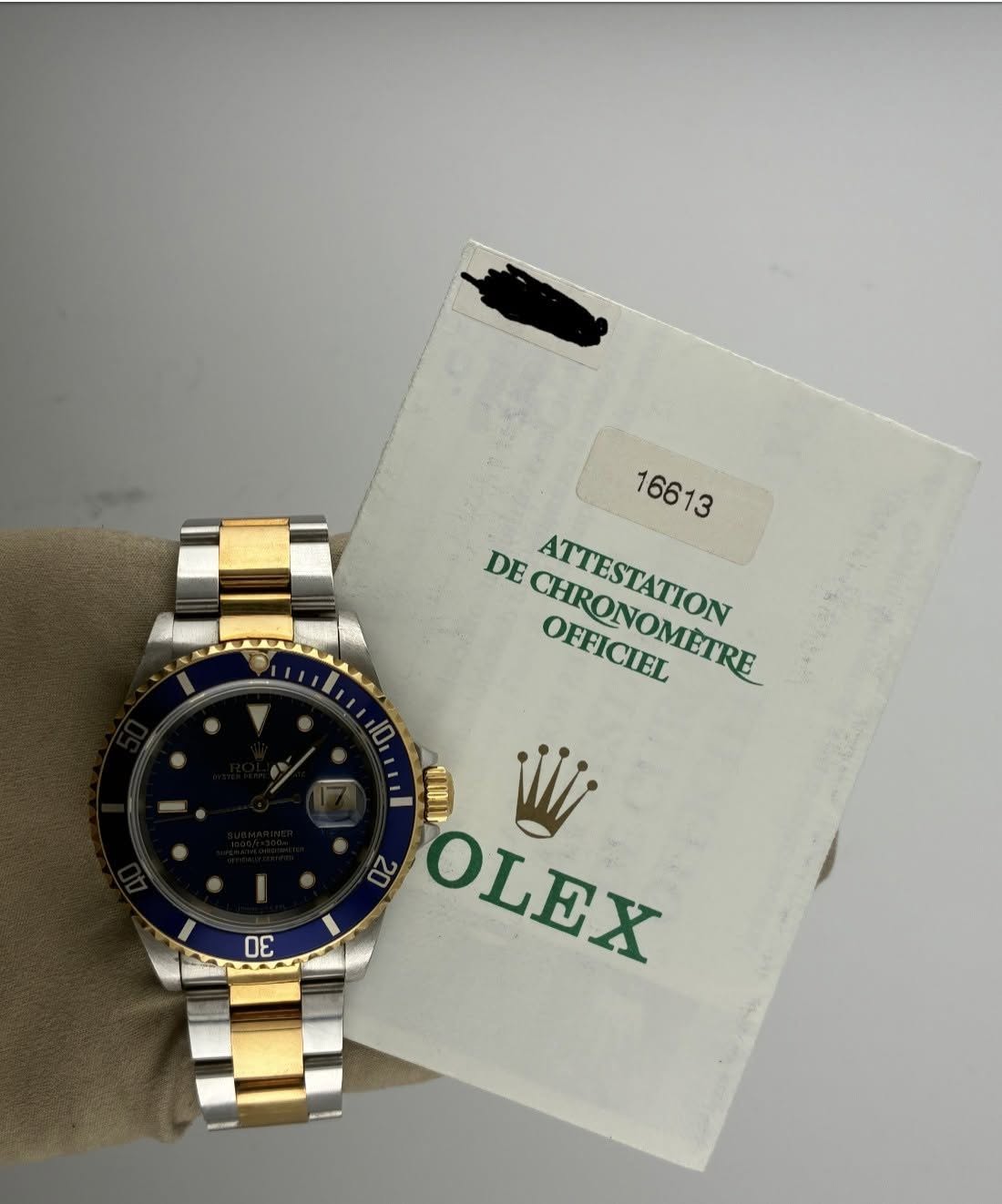 May be an image of wrist watch and text that says ' DE CHRONOMETRE CIROVEION OFFICIEL OFFICIEL ATTESTATION 山 2 OLEX σε'