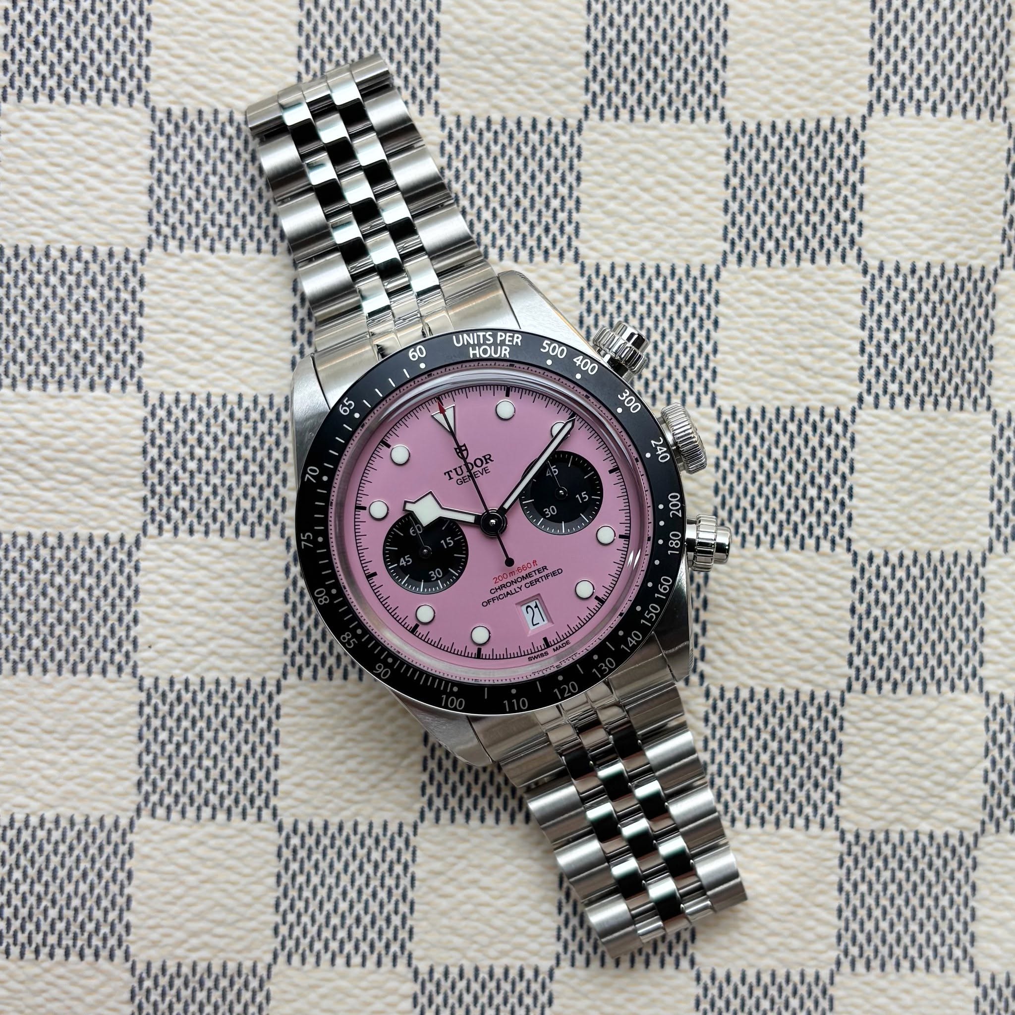 May be an image of wrist watch and text that says '60 UNITS PER HOUR TE ኝታ 5 s 2 A 220 F អប្ញា AK 27'