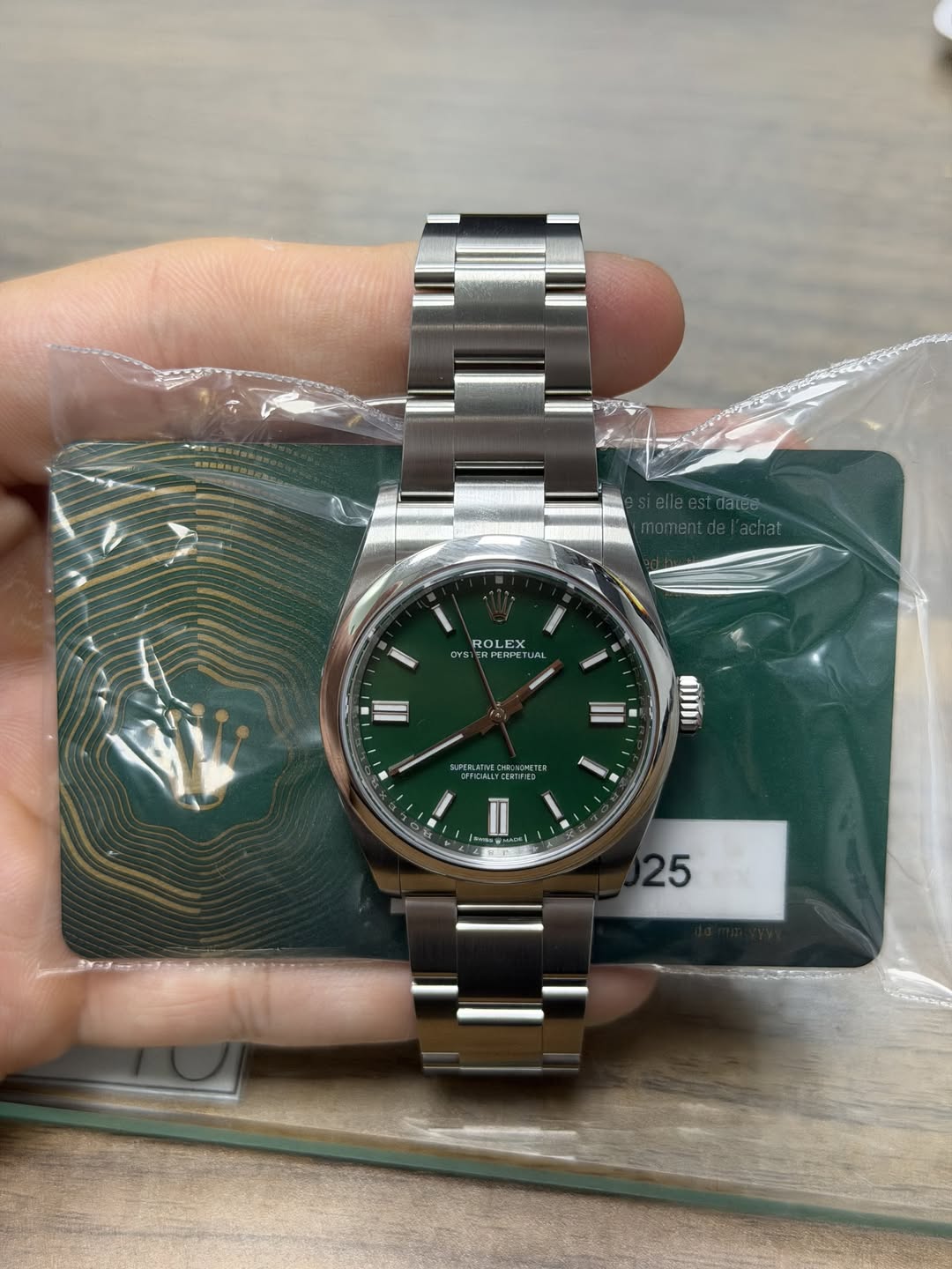 May be an image of wrist watch and text that says '١ ROLEX POR STCRPERPETL PETUAL TyA TUA ตพธา OPERPETUA ΟΟυη 25'