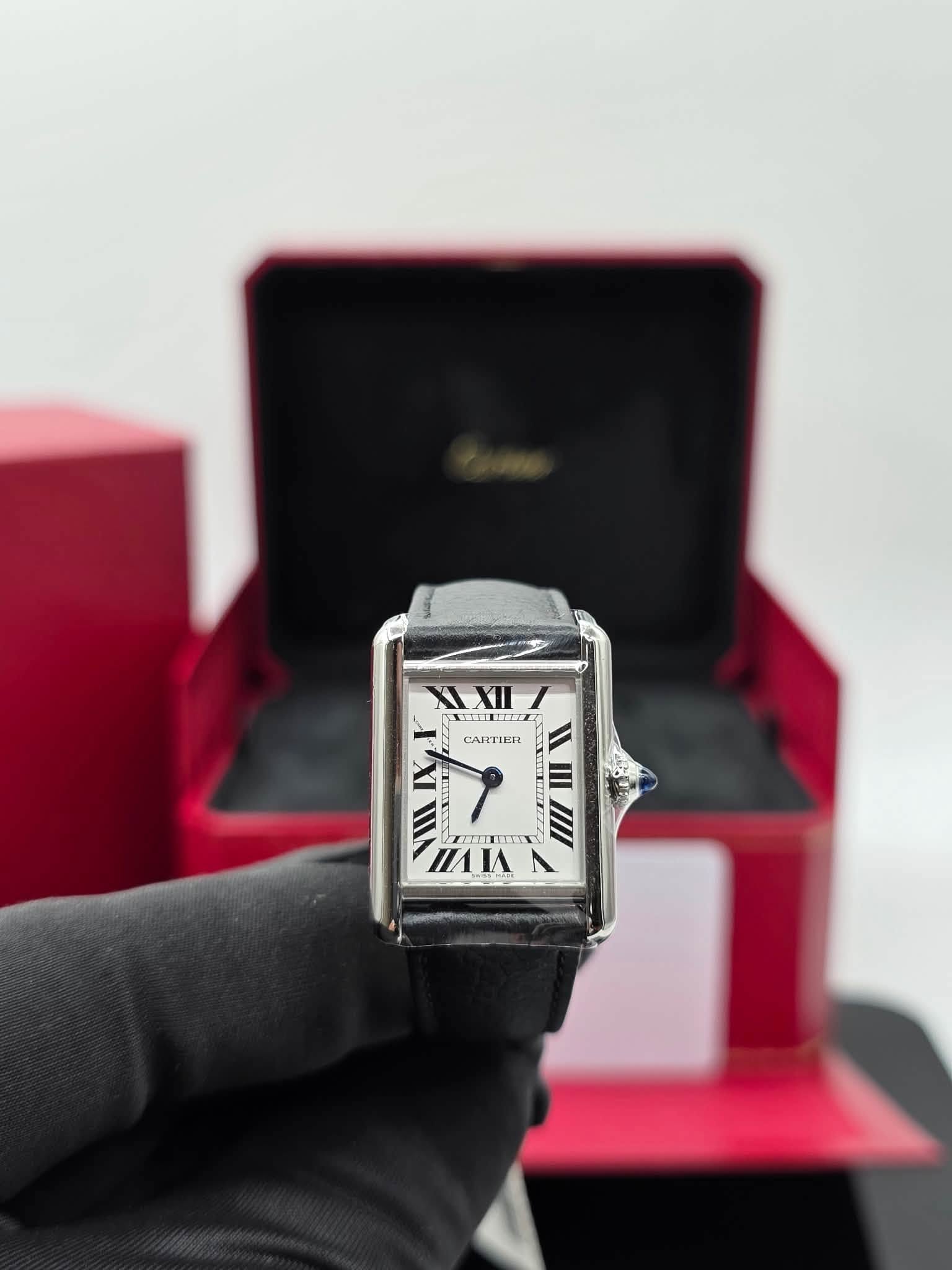 May be an image of wrist watch and text that says 'XIXII XII CARTIER I 1 III n螒螜 MI - TI AEITY IIII EIII'