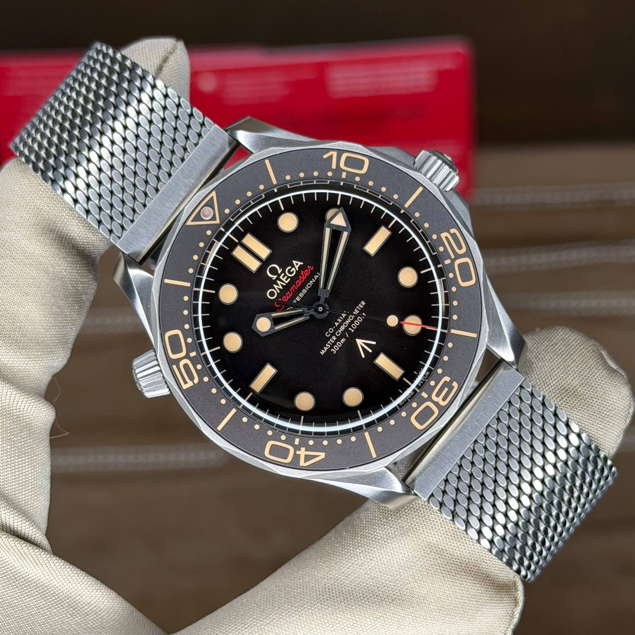 May be an image of wrist watch and text that says ' II OMEGA MEC OM EGA ESBIONA: ESBIC CO-MONO HRONG % 000 输了接 MAST MASTER 300m 300m ١ 50 .I. 40 ti 00 3 -'