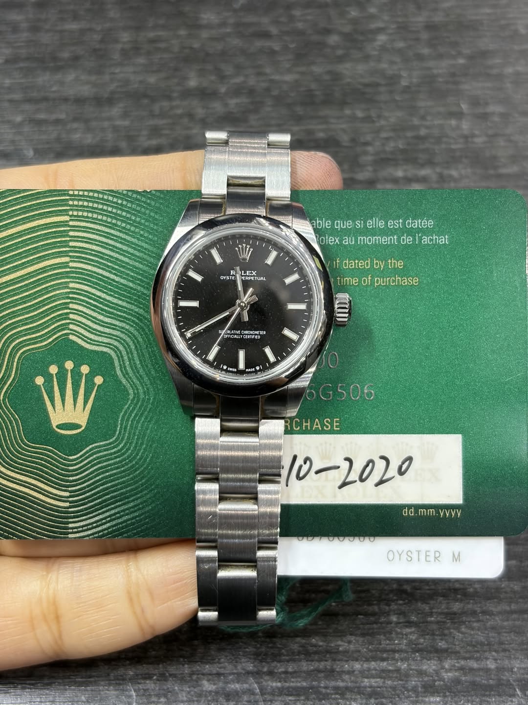 May be an image of wrist watch and text that says 'able blequesielleestdatée elle est datée que olex au moment de achat LPX OYSTE ราย AEETLA TUAL UML f.dated by the time…