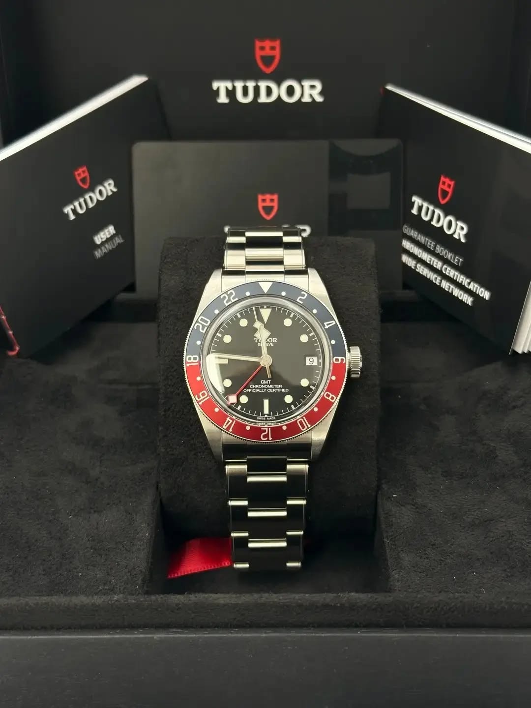 May be an image of wrist watch and text that says 'TUDOR TUDOR USER MAMI 22 20 TUDOR ARANTEE WROWOMETER MIDESERVICENETWORK EBOOKLET METER BOOKLET RONOMET NIDE DONOME SERVICE…