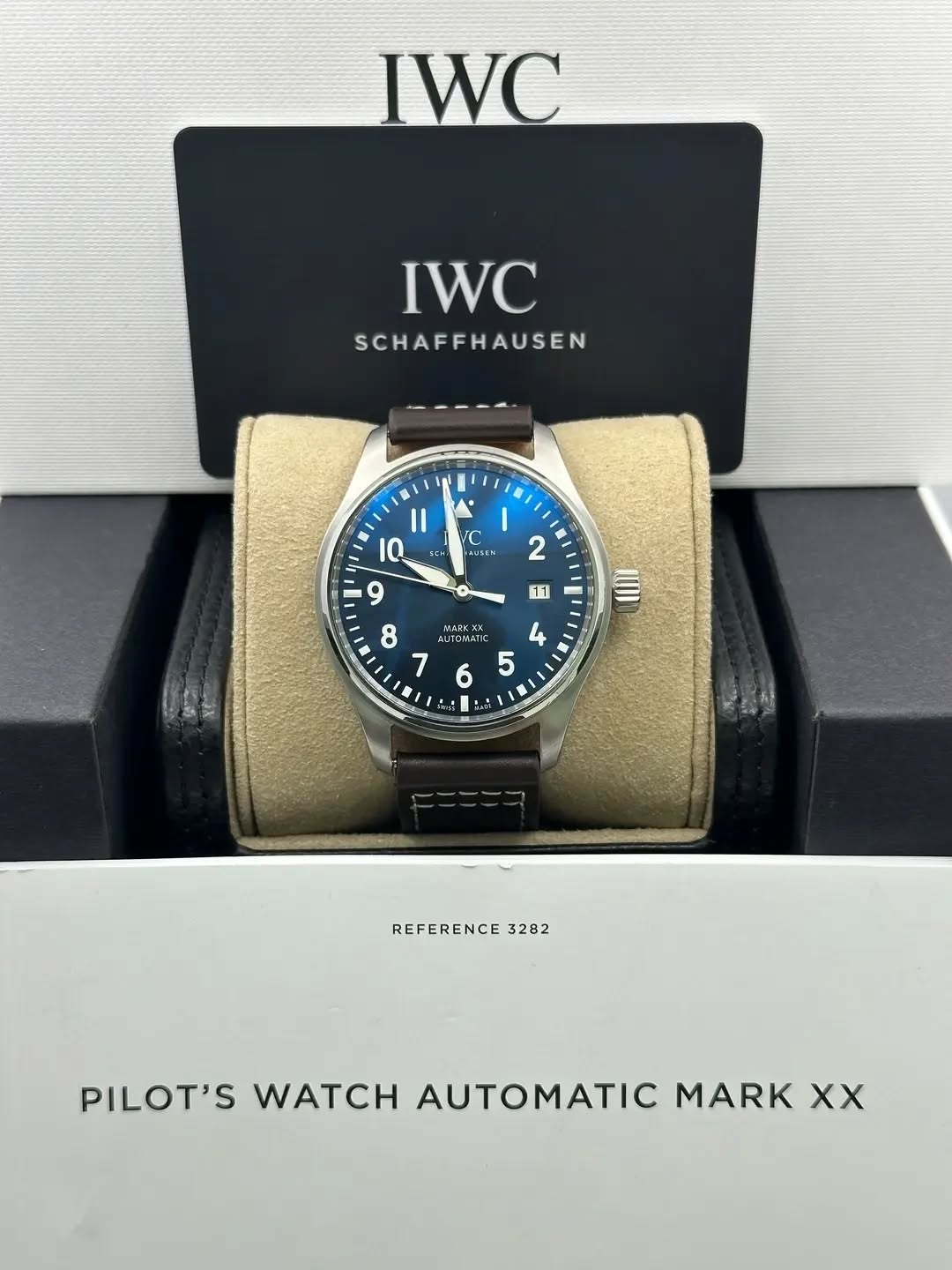 May be an image of wrist watch and text that says 'IWC IWC SCHAFFHAUSEN I 1 新 를 I 2 Il IQ SC EC+ C USEN 9 11 AUII 8 7 MAIK ToMuTK TOWATIE 4 6 5 t י/ I ١1 REFERENCE 3282 PILOT'S…
