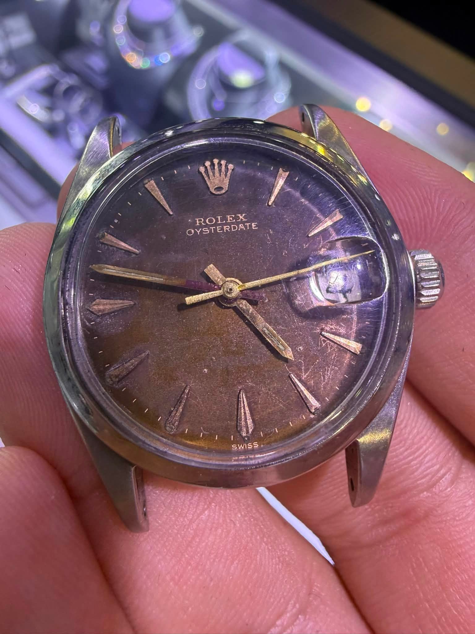 May be an image of wrist watch and text that says 'ROLEX OYSTERDATE SWISS ဆ'