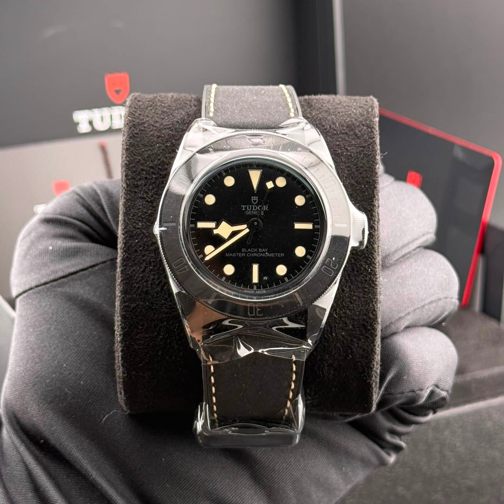 May be an image of wrist watch and text that says 'TU S'