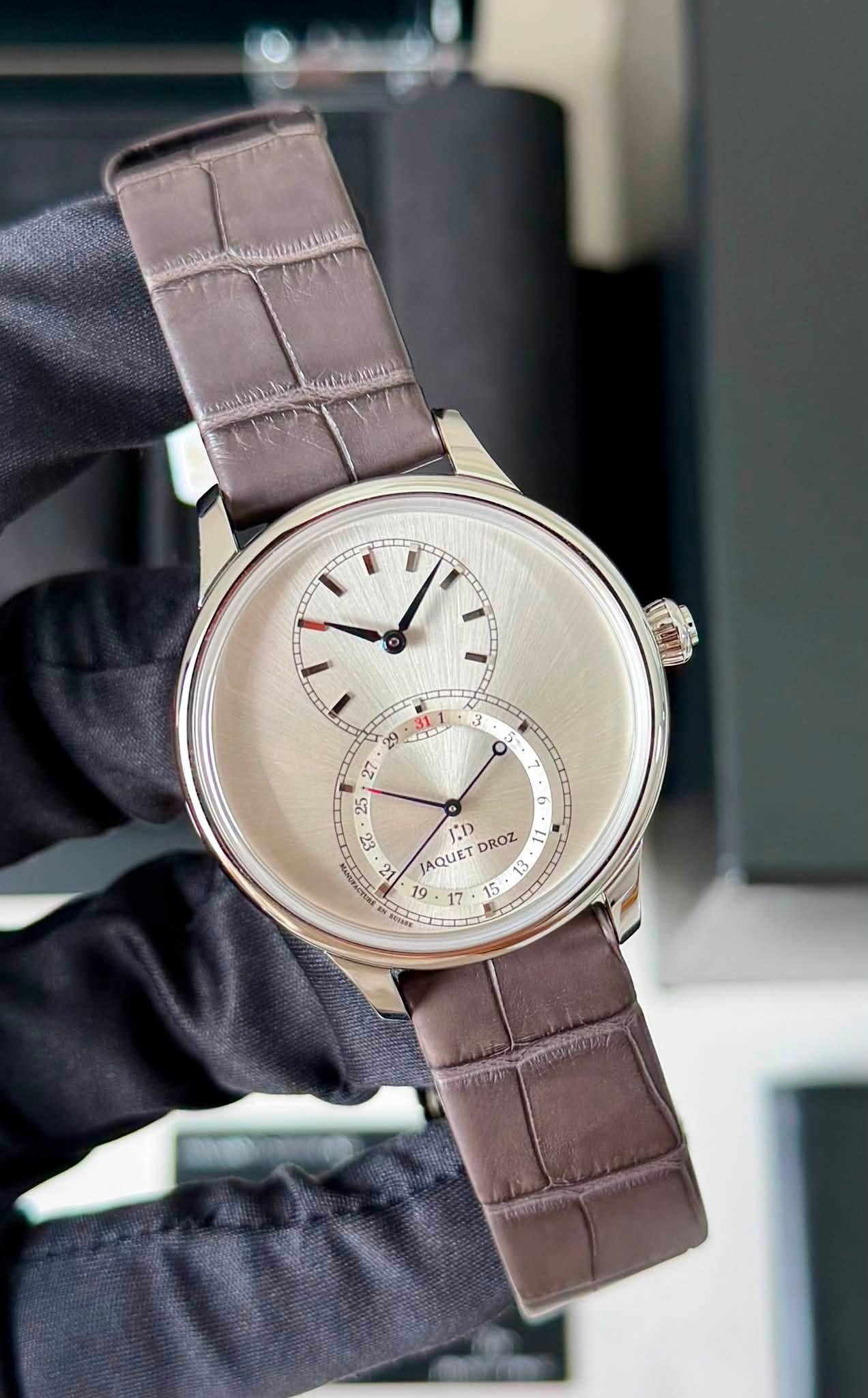 May be an image of ‎wrist watch and ‎text that says '‎O 29 27 25 A E 12 ه JAQUET ID DROZ 13 19 • 7 15‎'‎‎