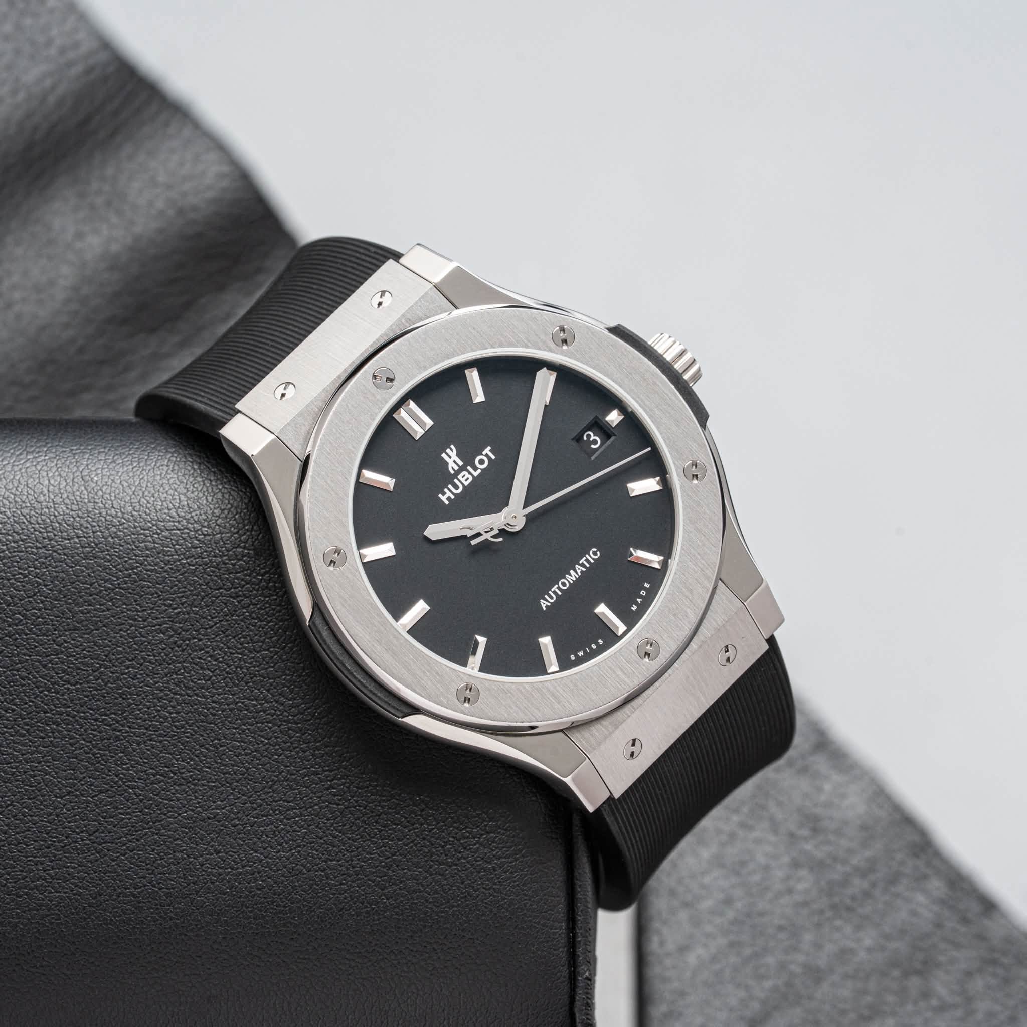 May be an image of wrist watch and text that says '& II ۱۳ HUBLOT BLOT 南 D က S スキ AUTOMATIC و'