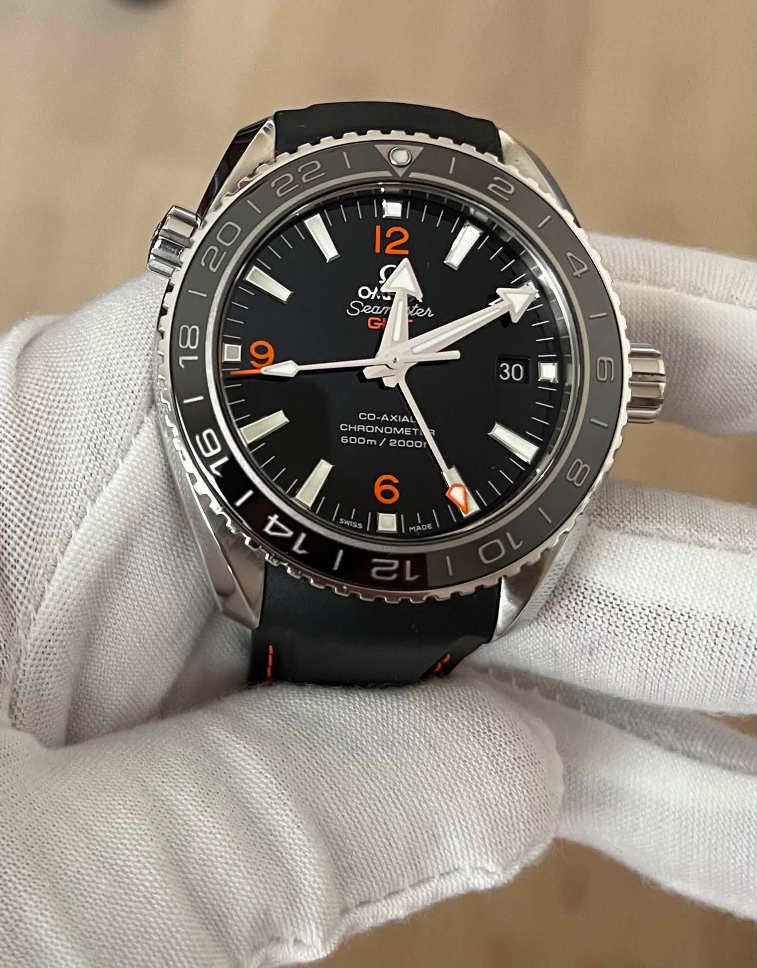 May be an image of wrist watch and text that says '22 2 2 | 20 ١ 2 12 I 4 OC Sear ter CO-AXIA CO CHRONOME CHRO ONOMET 600m 300m/ I 16 16 N A 6 8'