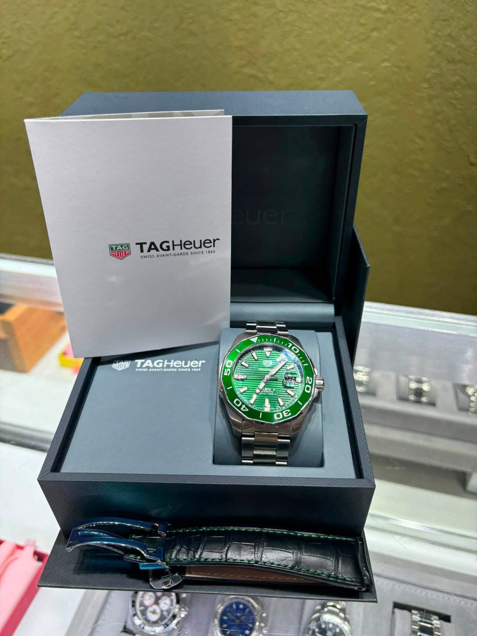 May be an image of wrist watch and text that says 'TAGI TAGHeuer GHeuer SWISS VANT 1-GARDE GARDE SINCE " 석양일 TAGHeuer aata a CK EL 40 F 50 10mlll 10 (ធ 20 T 0 σε'