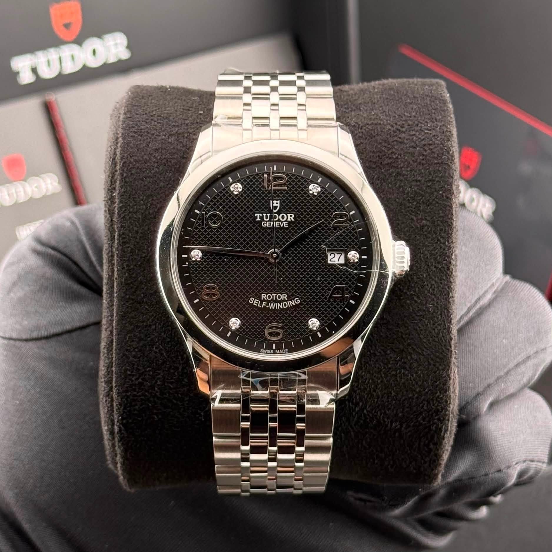 May be an image of wrist watch and text that says 'TUDOR 豊 語 け TU TD DOR GENEVEX 身 2 P 27 會 wr .ROTOR SELF LF-WINDING 순 @'