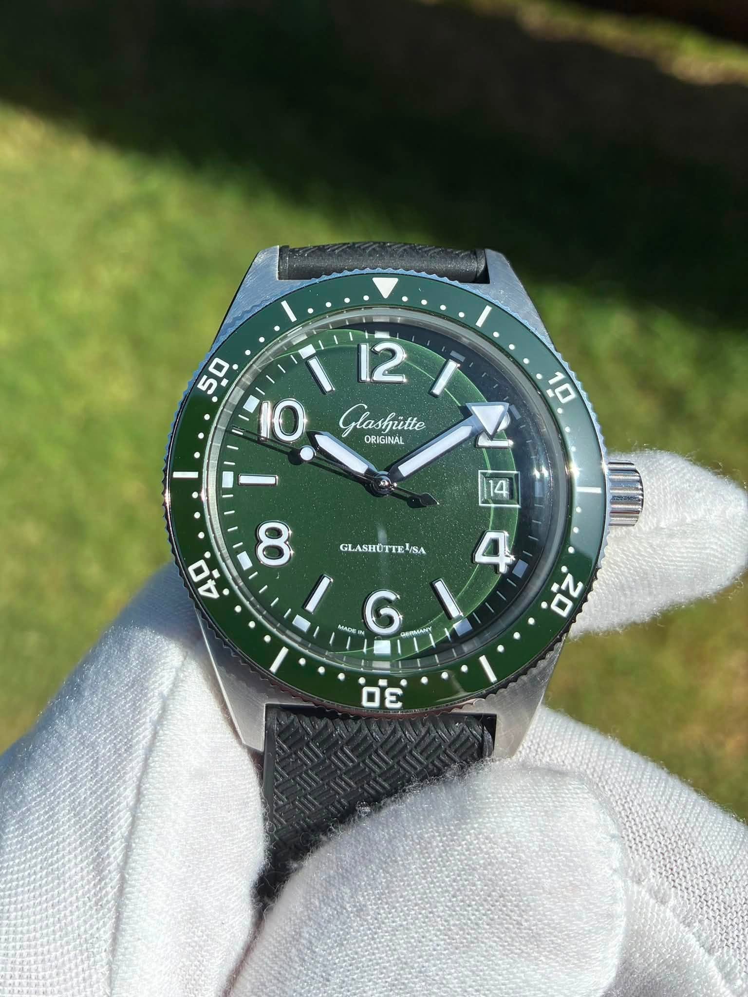 May be an image of wrist watch and text that says '50 10 12 Glashütte ORIGINAL . GLASHOTTES GLASHOTTEÃSA SA ١ MADE G 4 0Z יגם'