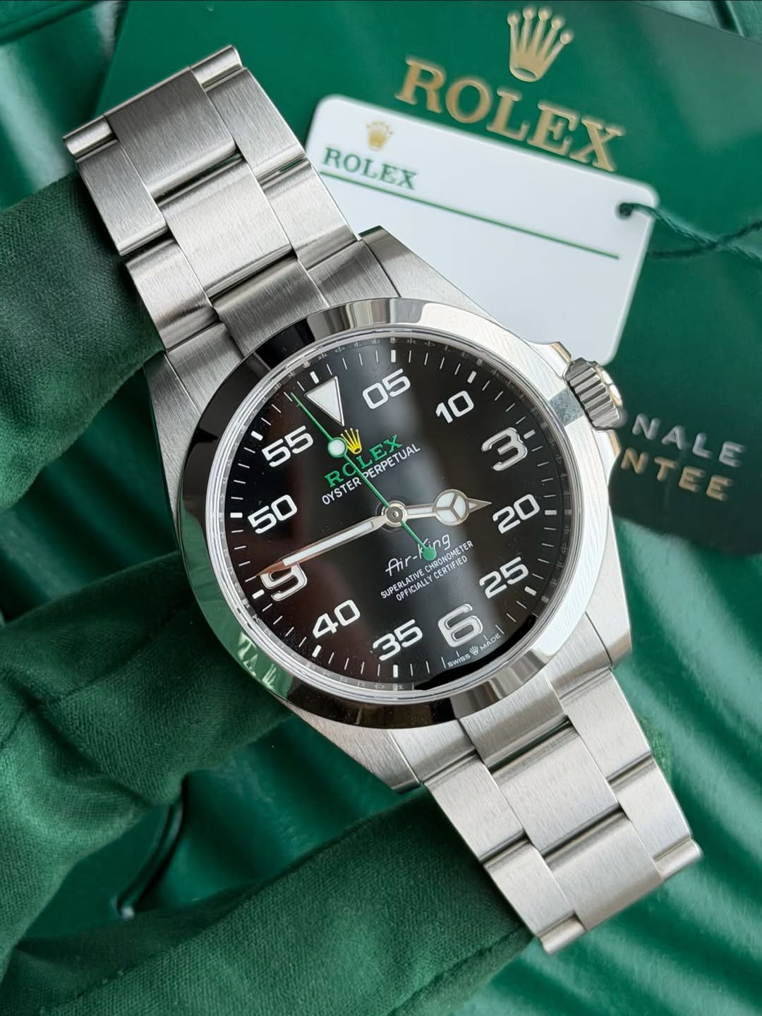 May be an image of wrist watch and text that says 'ROLEX ROLEX 2 NTEE NALE 05 10 55 S PERPETUAL EX TUAL m 50 う OYSTER R ring HRONOMETE U UPERLATIVEC ORECIALLY PFICIALLY املا…