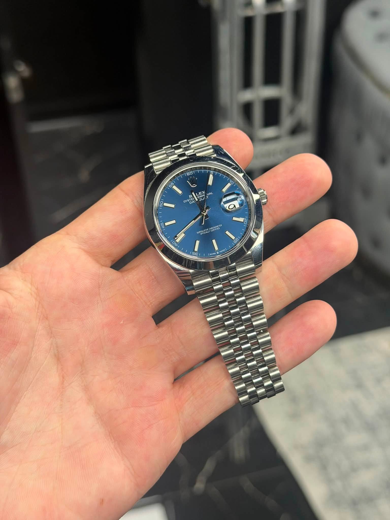 May be an image of wrist watch and text that says '1כש መር LE 0 ١ 5 S'