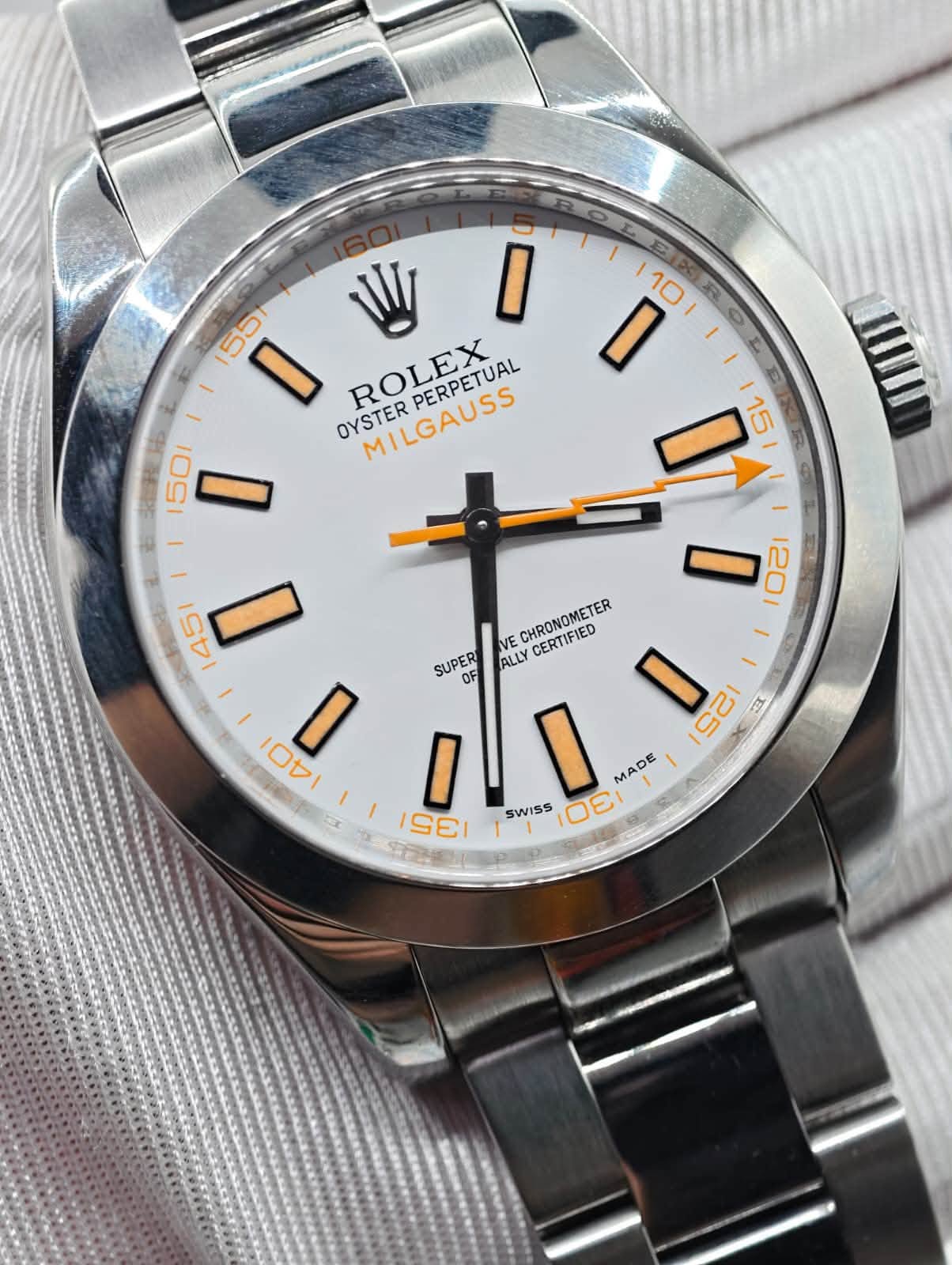 May be an image of wrist watch and text that says '155 I ROLEX OYSTER MILGAUSS PERPETUAL DO 150 I 10 R O 15 I 120 ai 取 VE VECHRONOMETER I SUPER OF ALLY CERTIFIED 25 E MADE A и…