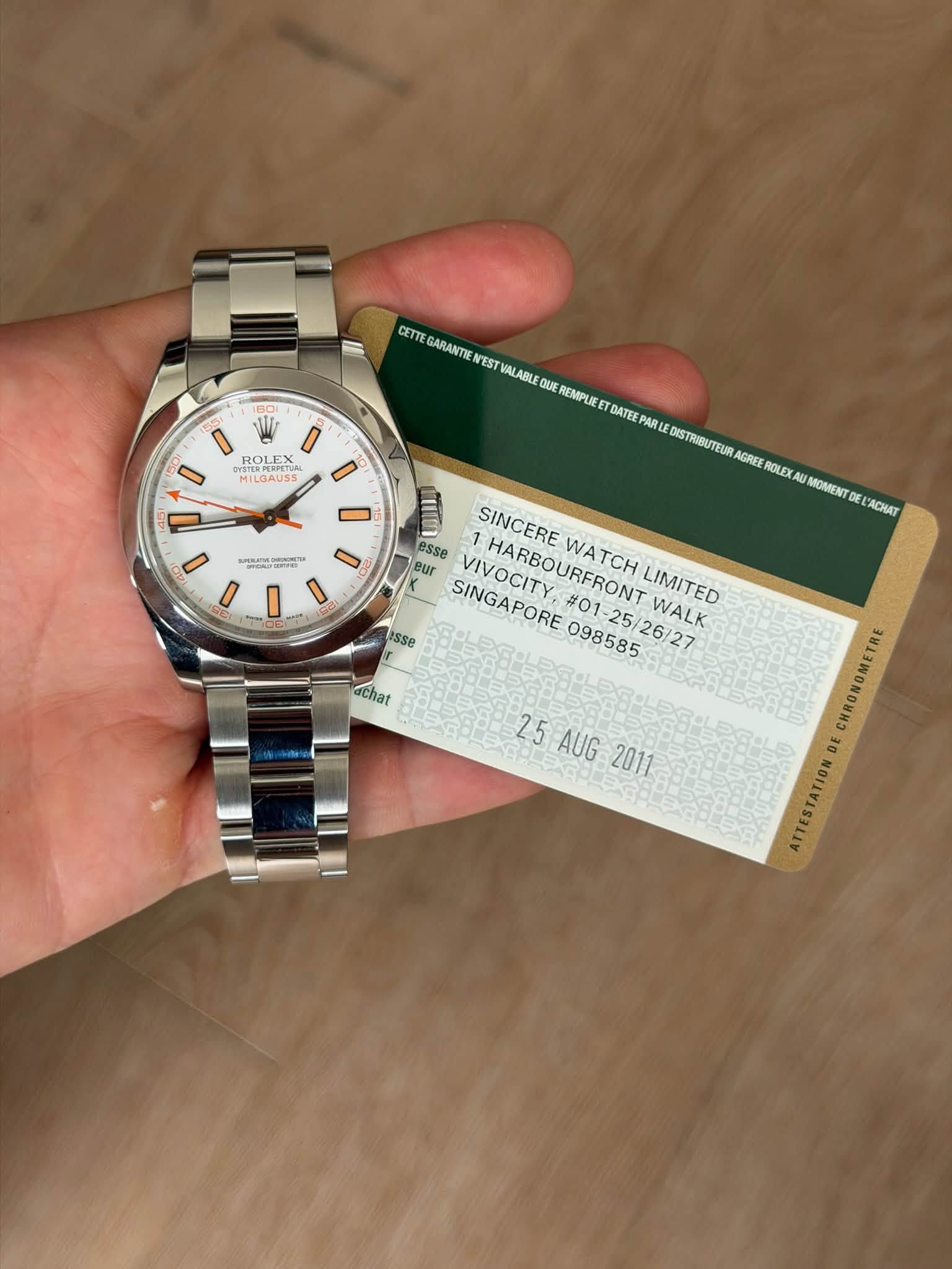 May be an image of wrist watch and text that says 'ROLEX モンェ MILGAUSS SERATCE 0 CETTE ARANTIE N'EST ALABL QUE REMPLE DATEE PAR PARU STRIBUTEUR AGREE ROLEX AU MOMENT NTDE DE DEL…