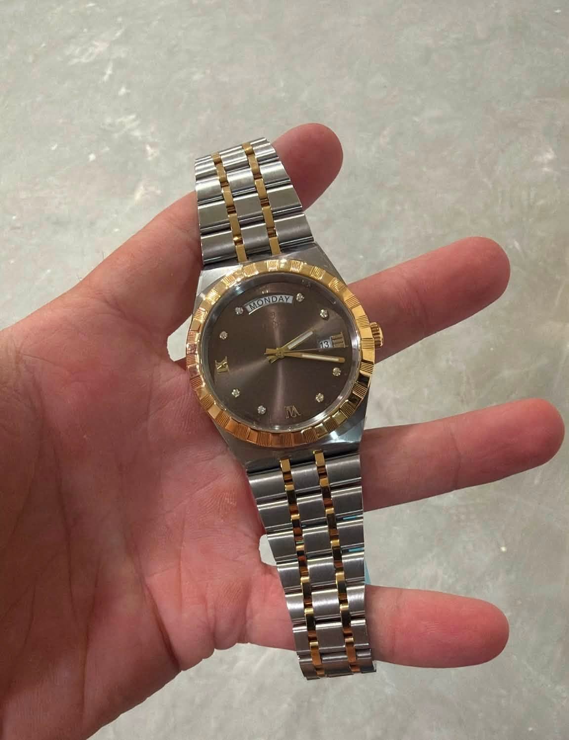 May be an image of wrist watch and text that says 'Ro IMONDAY IONDAZ e ONDAY'