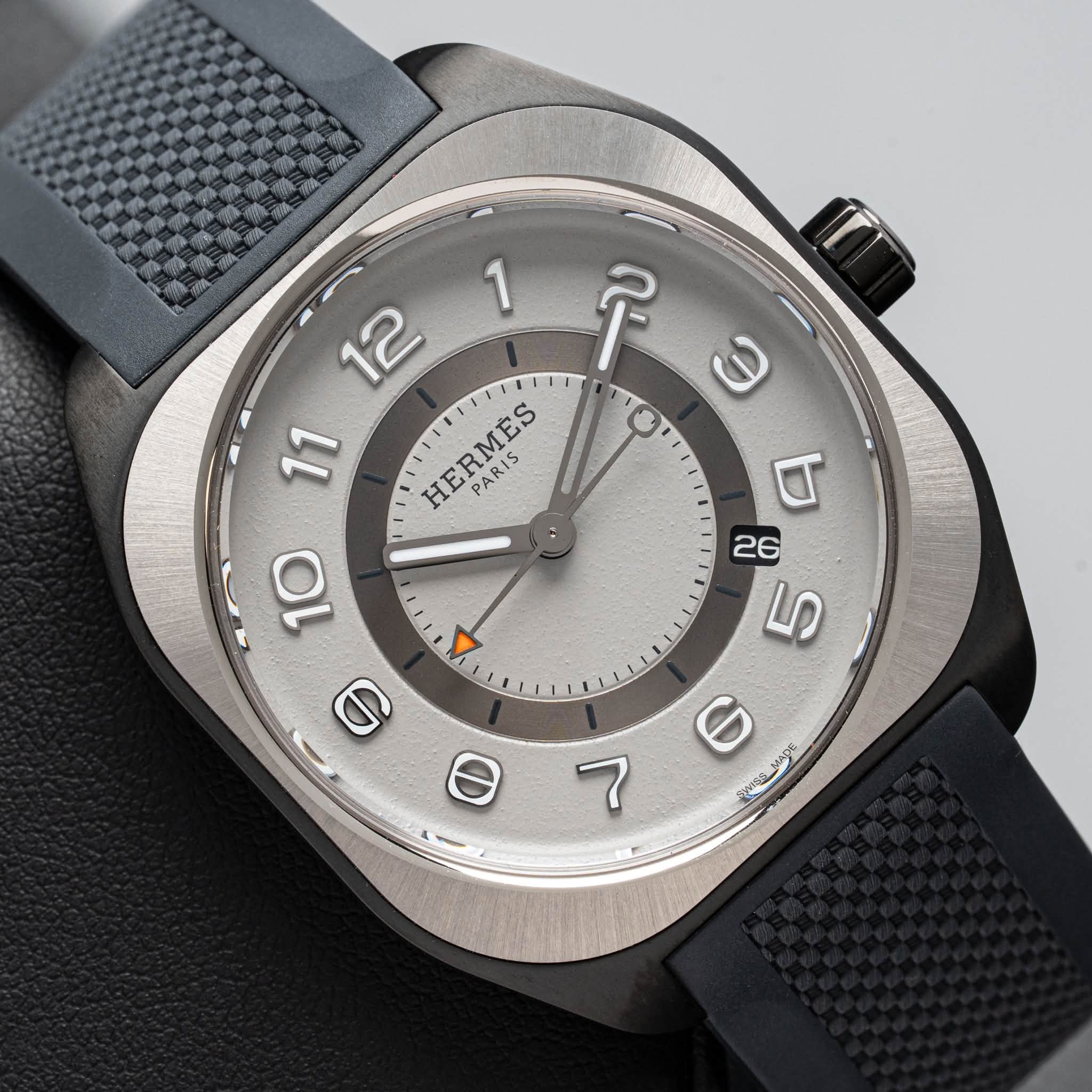 May be an image of wrist watch and text that says '1 12 尺 3 11 HERMES PARIS PARIS 111 J 26 ப 6 SYOMADE a 10 の'
