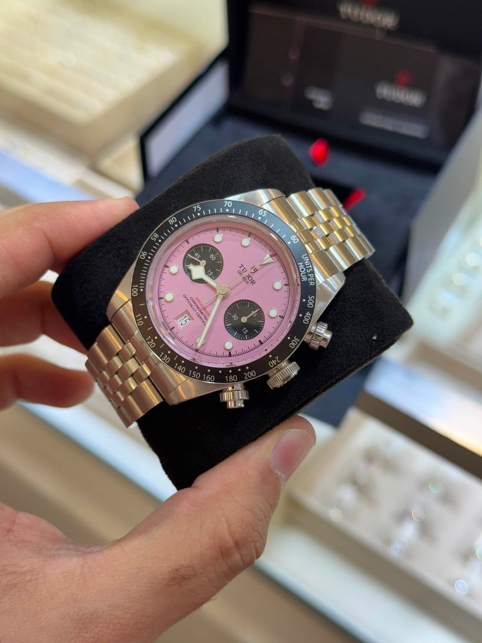 May be an image of wrist watch and text that says 'MAEA 65 60 6 RC POR SO HOUR 005 G mf ॐ'