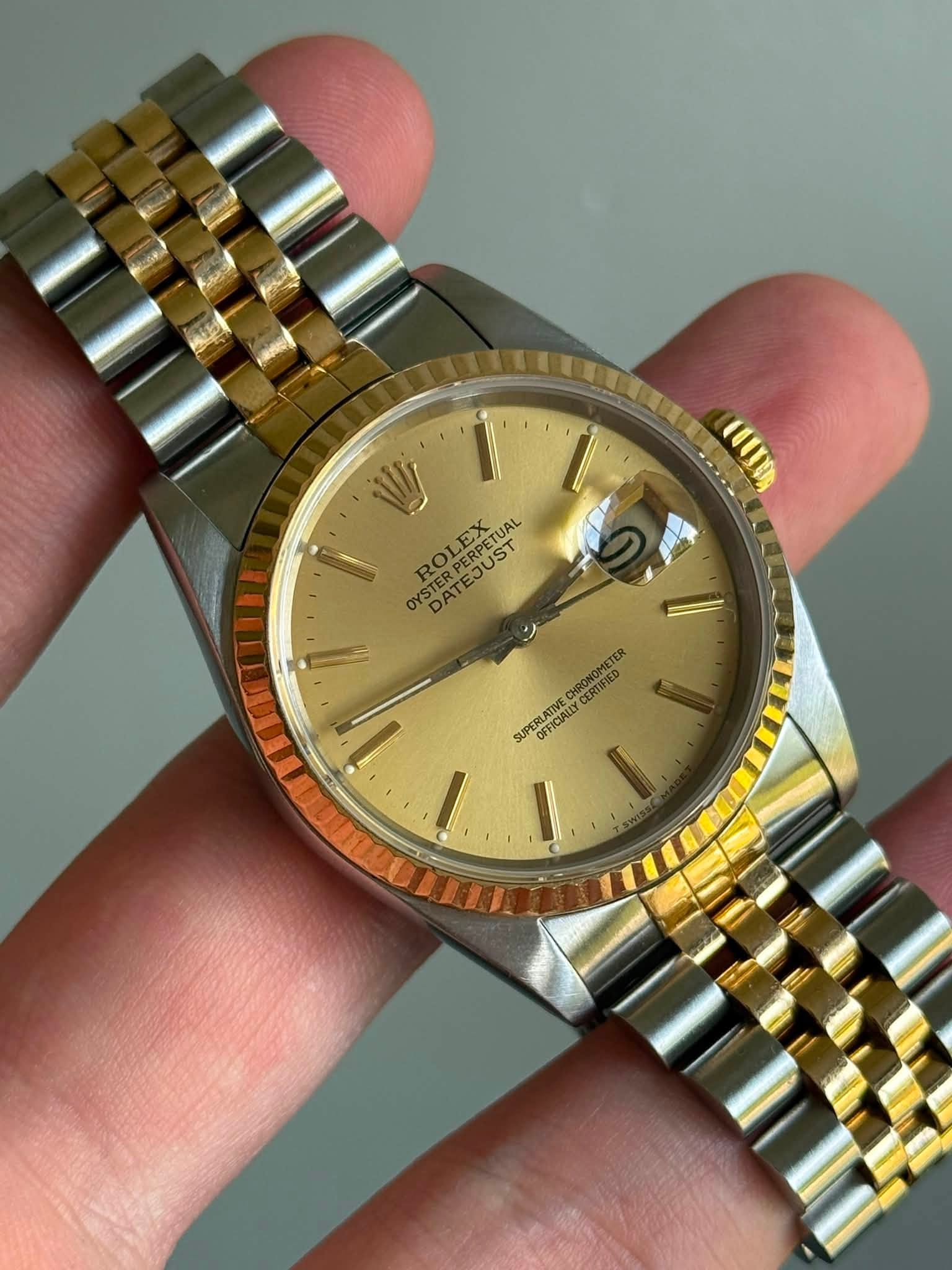 May be an image of wrist watch and text that says 'ש EX ΕX. า RPETUA ROI DATEJUST RPETUAL JUST OYSTERE WH ت HRONOMETER CERTIFIED UPERLATIVE OFFICIAUY OFFICIALLY'