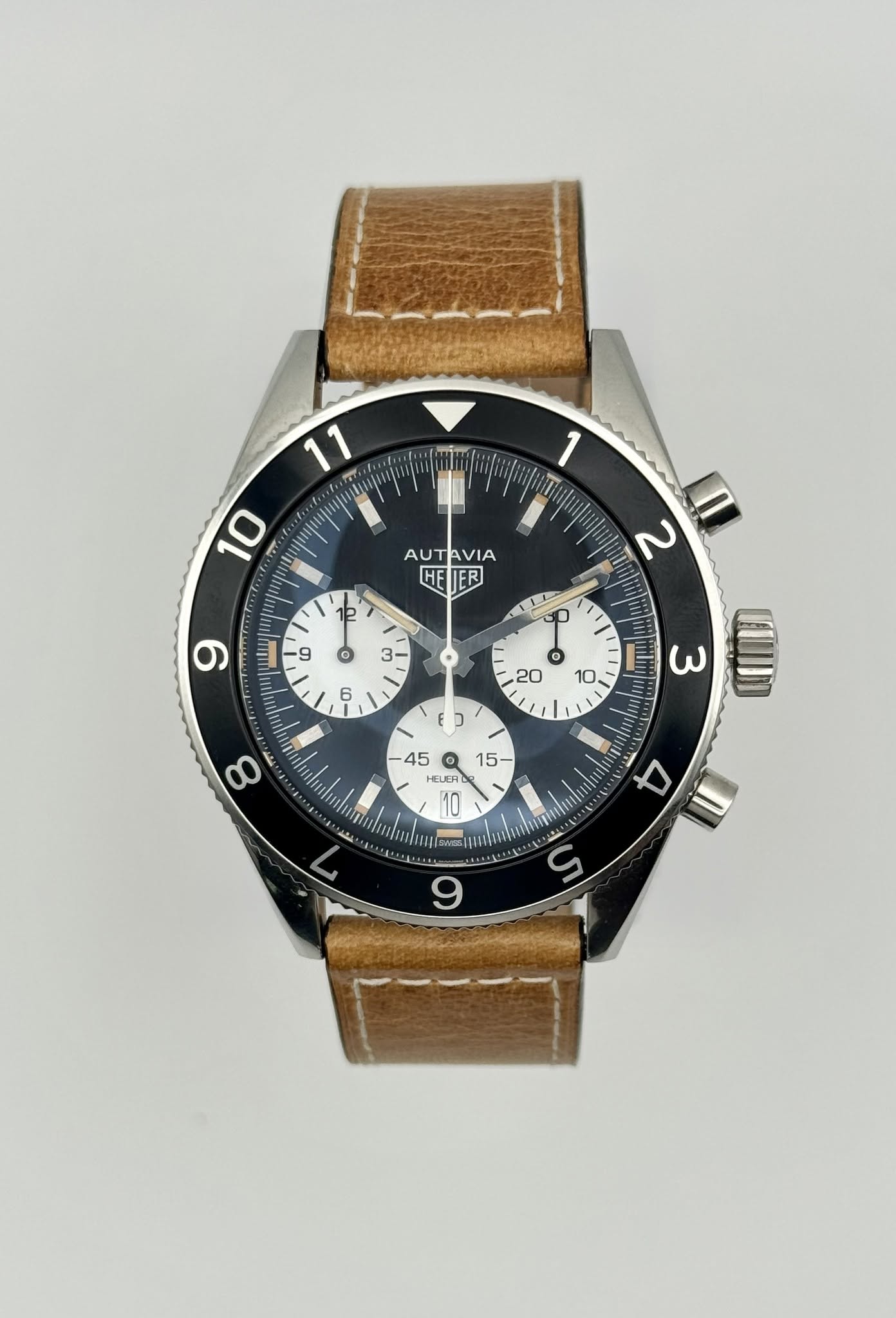May be an image of wrist watch and text that says '11 10 အ AUTAVIA AUT AVIA HE JER 1 2 م 9 o o صف 3- 6 O 20 10 O E HEUER 10 P Pore 매진 9'