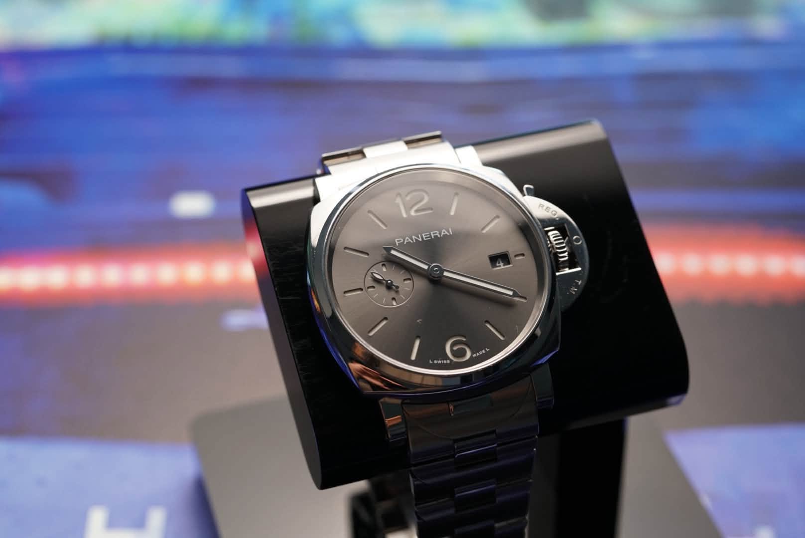 May be an image of wrist watch and text that says '١ 12 12/ i PANERAI EG แ) 6'