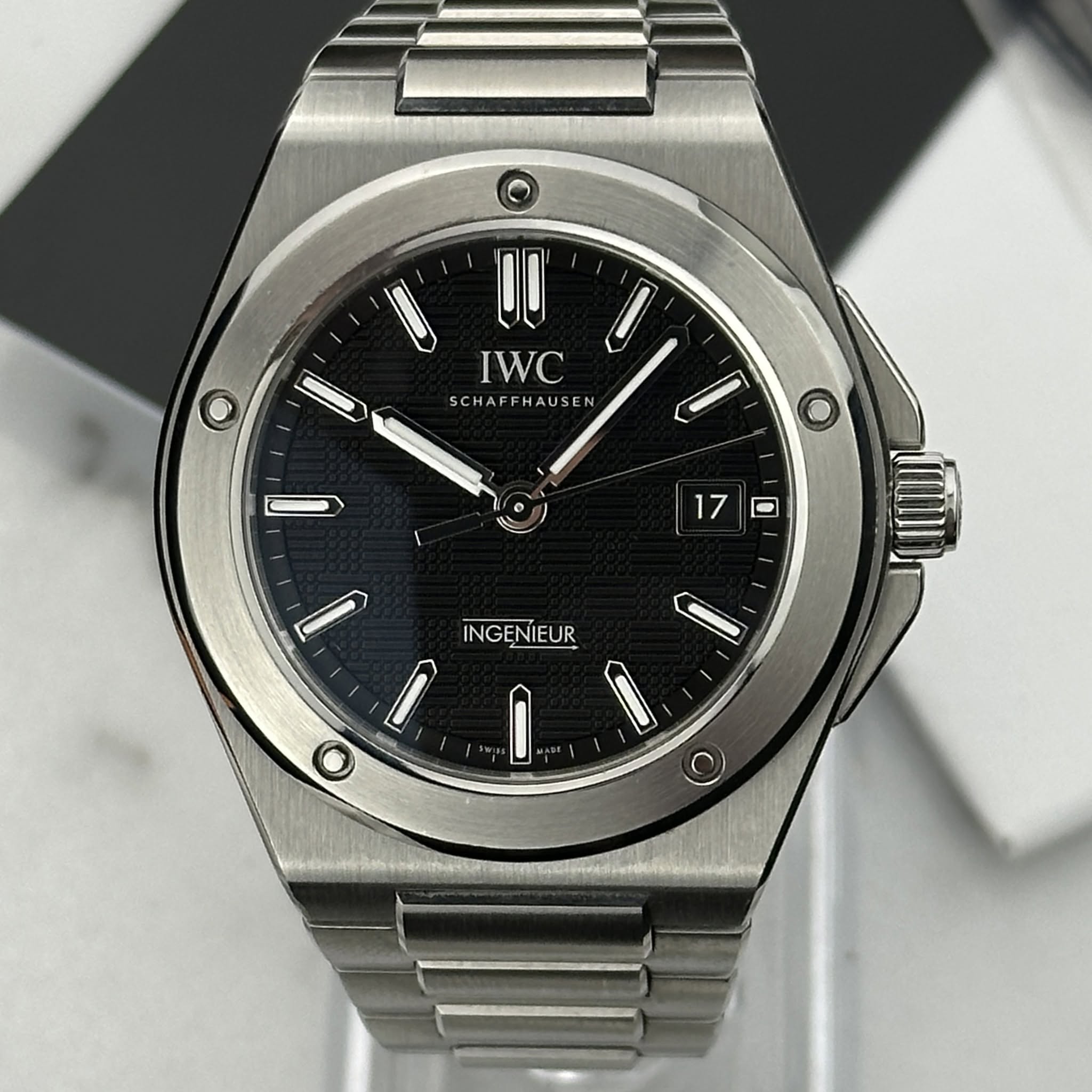 May be an image of wrist watch and text that says 'DO IWC D' SCHAFFHAUSEN HAUSE SCHAF D Ο 17 D 17 INGENIEUR INGE 0 0 ٥'