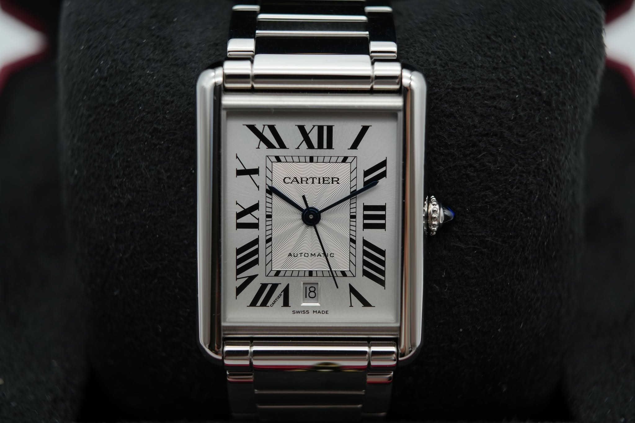 May be an image of wrist watch and text that says 'XIXIII I XI XII 十 MM VIMIXX IXX X III CARTIER AUT SWISS ZIAEA MADE ወርጃዎን'