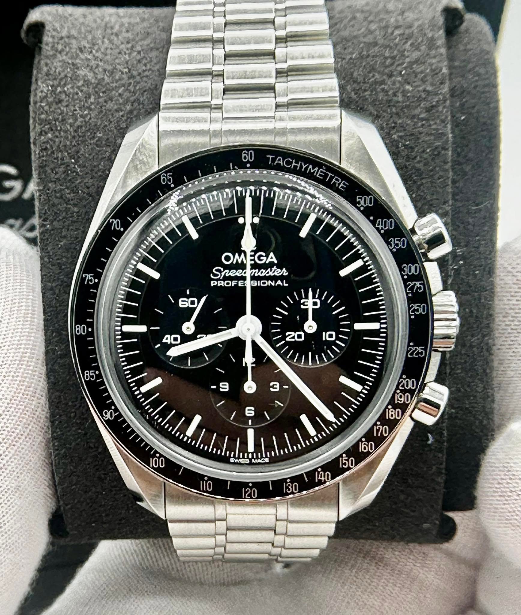 May be an image of wrist watch and text that says '65 20 60 T.ACHY T.ACHYMÈTRE ME TRE . OMEGA EGA OM Speeomaster Speed naster PROFE CD 40 - 85+ Dạ Wes MACE D! 30'