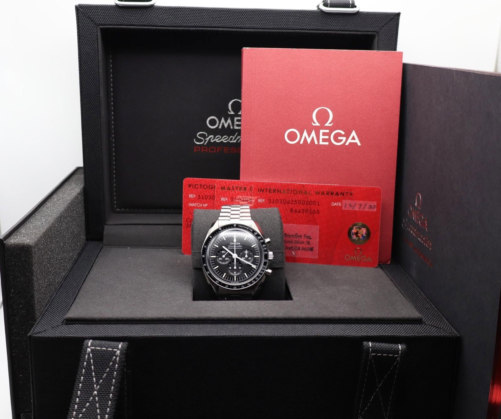 May be an image of wrist watch and text that says 'OME OME Speed OMEGA PICTOGI MASTER INTERNATIONAL WARRANTY 31030 FEF eaии MИTCHMp DATE 니1\/32 B4439155 ٠ SE i Ru O OMEGA'