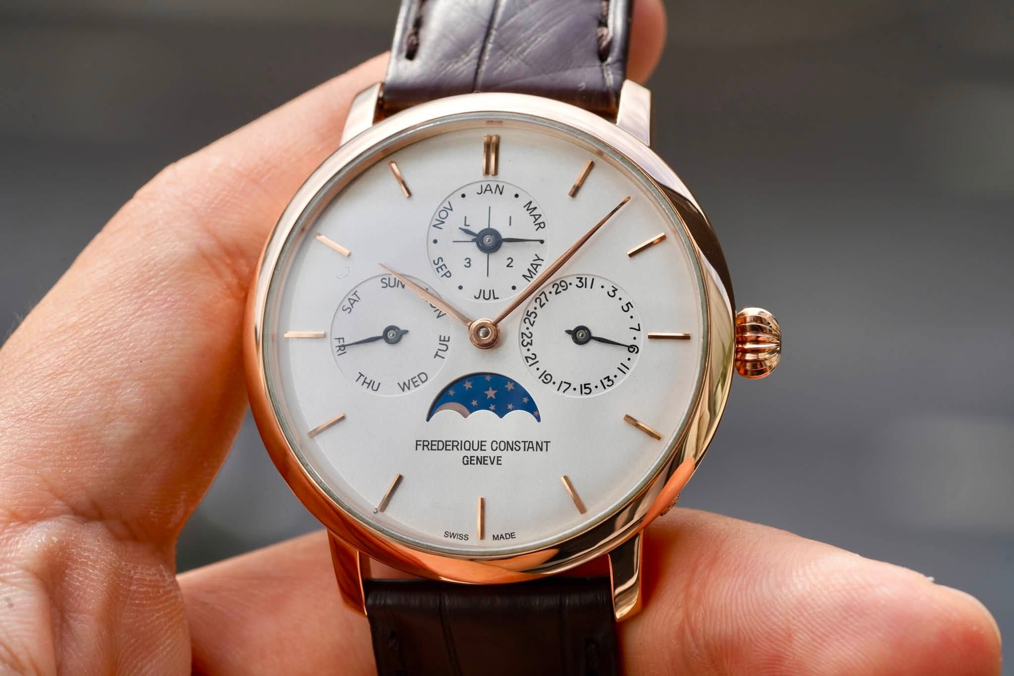 May be an image of ‎wrist watch and ‎text that says '‎JAN Νον MAR SUI ه AN SA JUL 311 3 ซุสี 25 SEP 3 NV ® TUE THU WED WED I "1 FREDERIQUE CONSTANT GENEVE SWISS MADE‎'‎‎