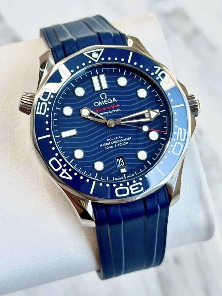 May be an image of wrist watch and text that says '10 ח OMEGA masler, OP ESSIONAL 50 سل co -AXIAL CURCNOME HRONOME TER MASTER 300m 1000ft 20 ب ? • 40 4 23 Y Wes| ンン MADE'