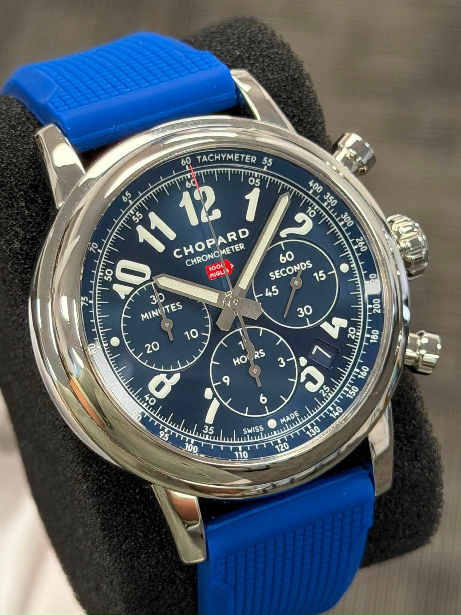 May be an image of wrist watch and text that says ' TACHYMETER CHOPARD CHRONOMETER MIGLA 30 MIN MINUTES TES 10 75 SECONDS 60 15 45 O. 20 200 HO RS 180 و k0 o ၁ MADE SWISS '