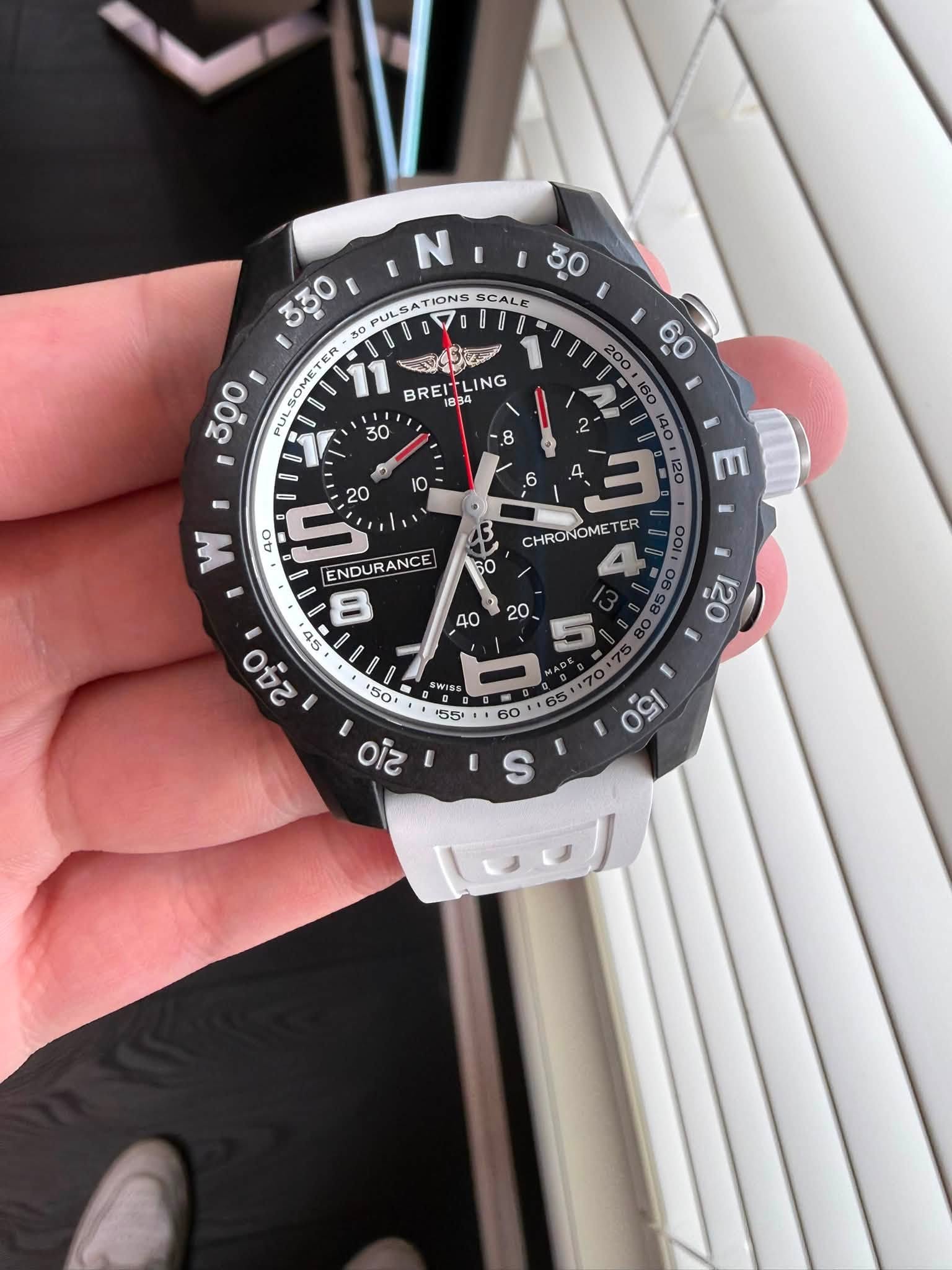May be an image of digital watch and text that says '30 330 PULSATIONS SCALE 30 TER BREI BREITLING 1834 LING 300 PUL O E CHRO NOME ER 100 K Oξι W 三 60 40 20 ENDURANCE B 240 a5 0…