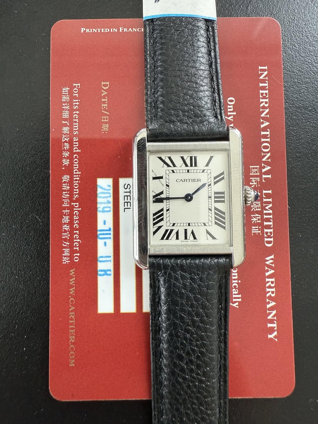 May be an image of wrist watch, leather and text that says 'PRINTED ΙΝ FRANCE 如需 For 详细 如需详细 its 了解这些条款, terms 期: DATE/日期: and 访问卡地亚官方网站 卡地 敬请访问 conditions, 2019 STEEL 卡地亚官方 please…