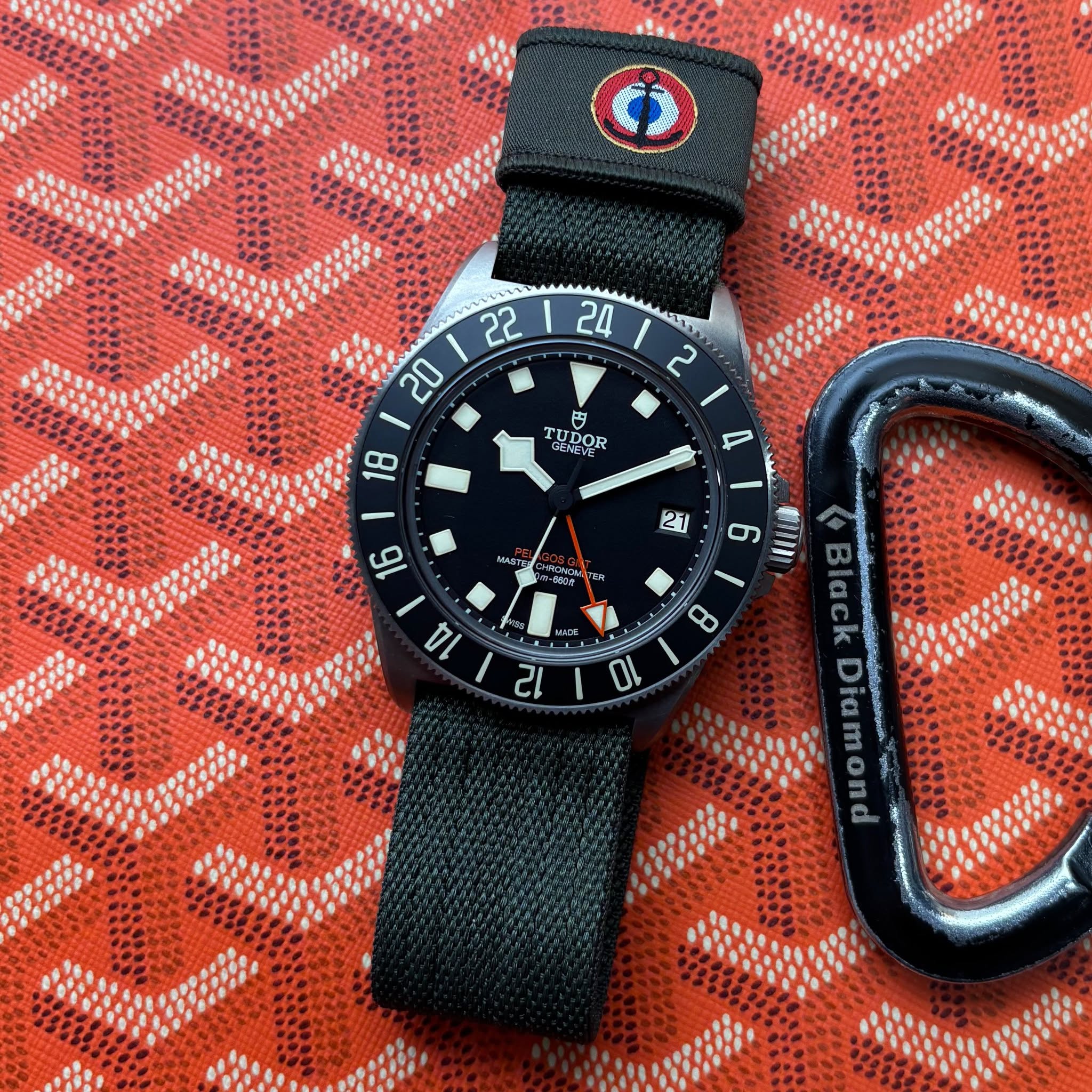 May be an image of wrist watch and text that says 'I ا 20 2 守 TUDOR TUI GELEVE GENEVE TIDOR MASTO CHINGNCA MICHICA EH 14 8 2 9 HFIS ပ pиowpa 10'